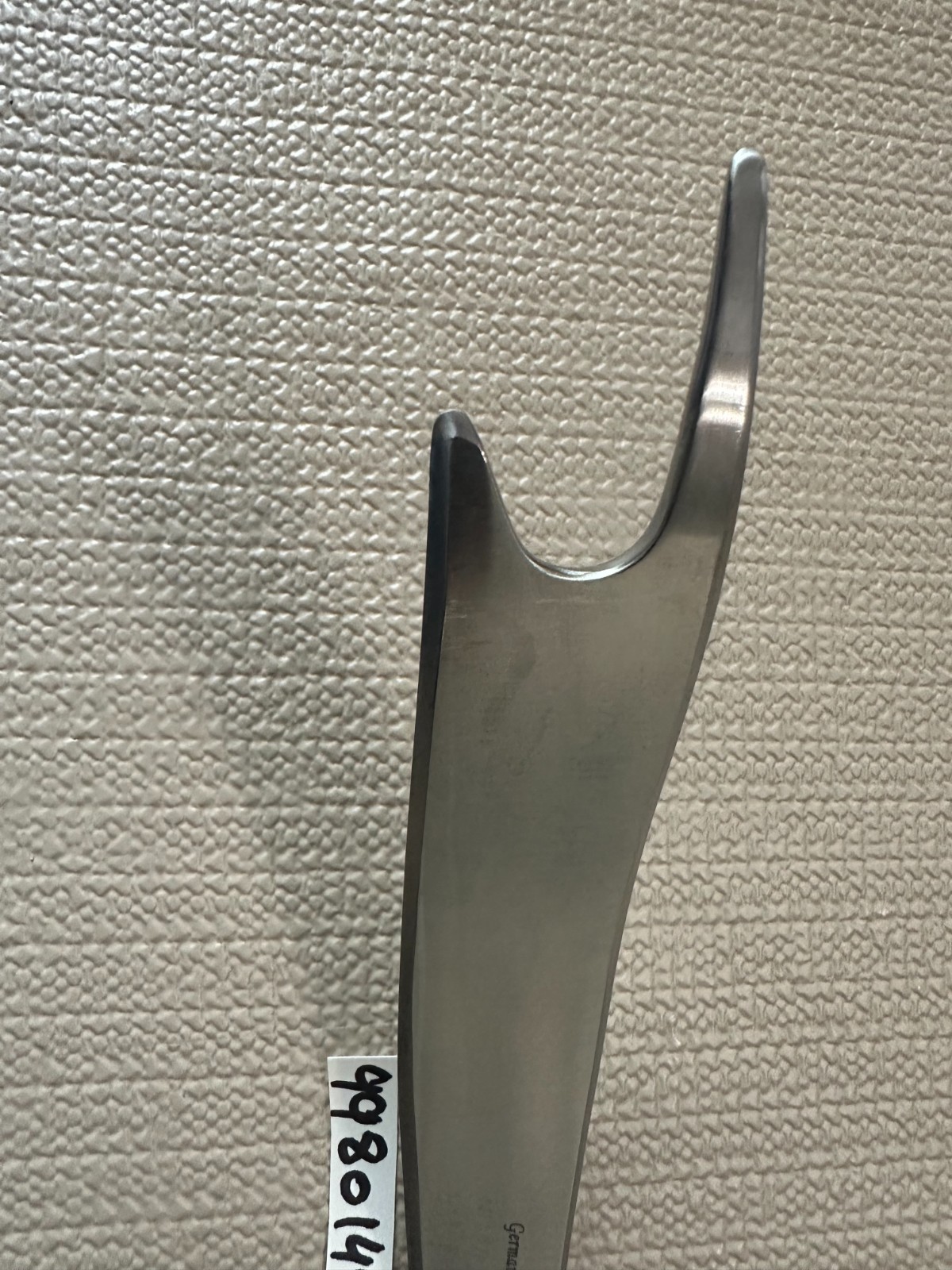 WM9980149—–RIGHT HOHMANN MEDICAL RETRACTOR FOR ( HIP SURGERY)
