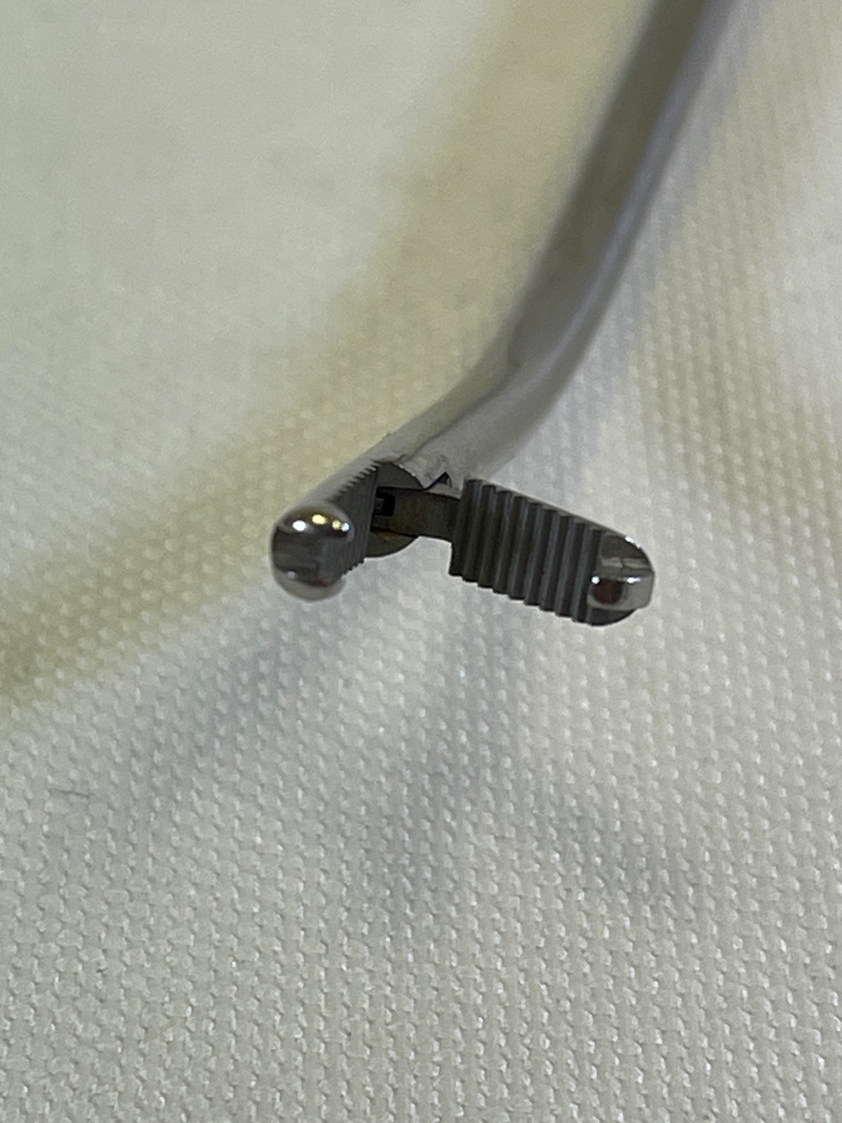 Dyonics 3963 Arthroscopic 1×2 Teeth Ratcheting Grasper Curved Right 3.4mm Shaft