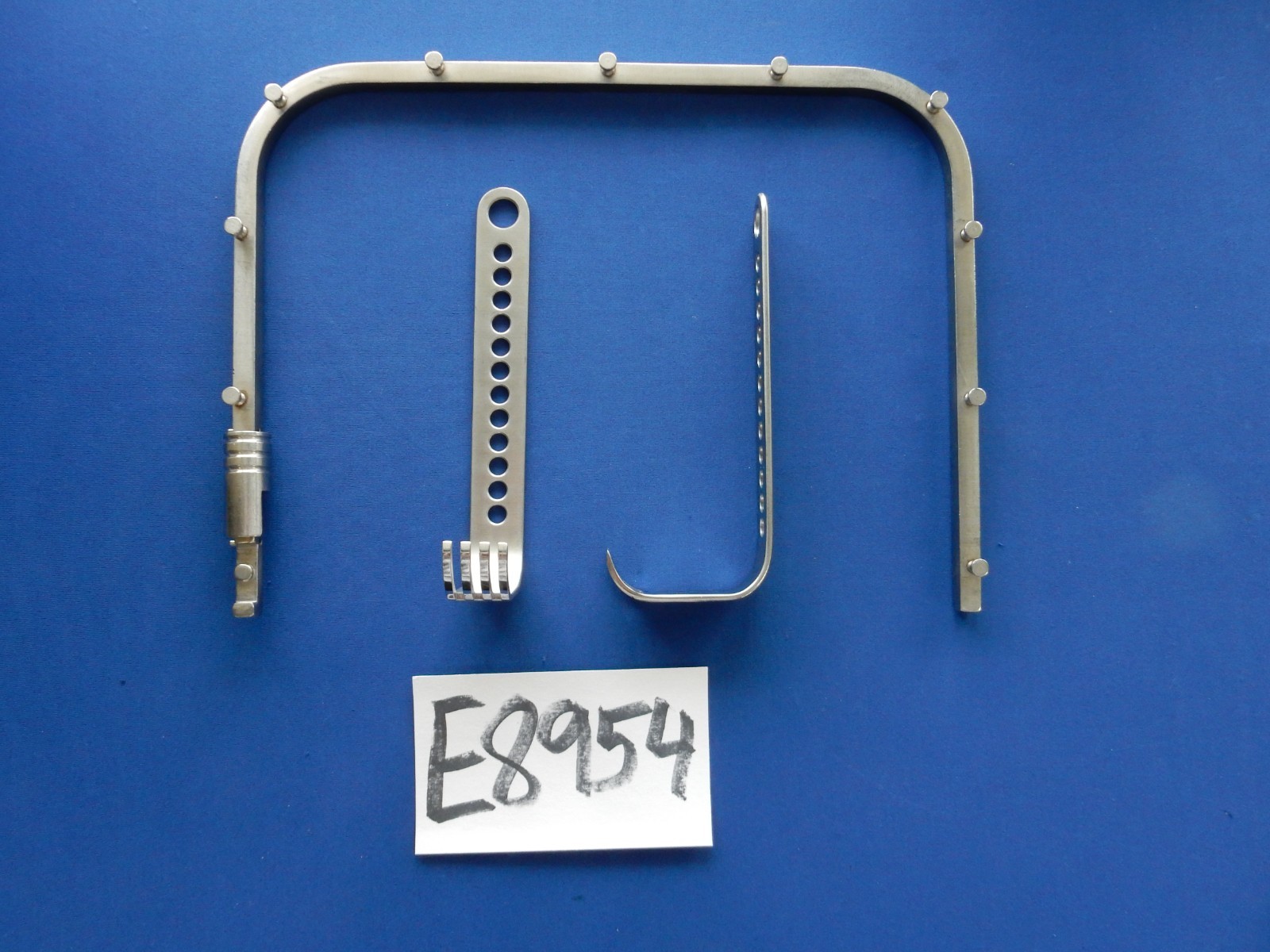 Innomed Charnley Retractor w/ 2 Standard Blades 7450-03