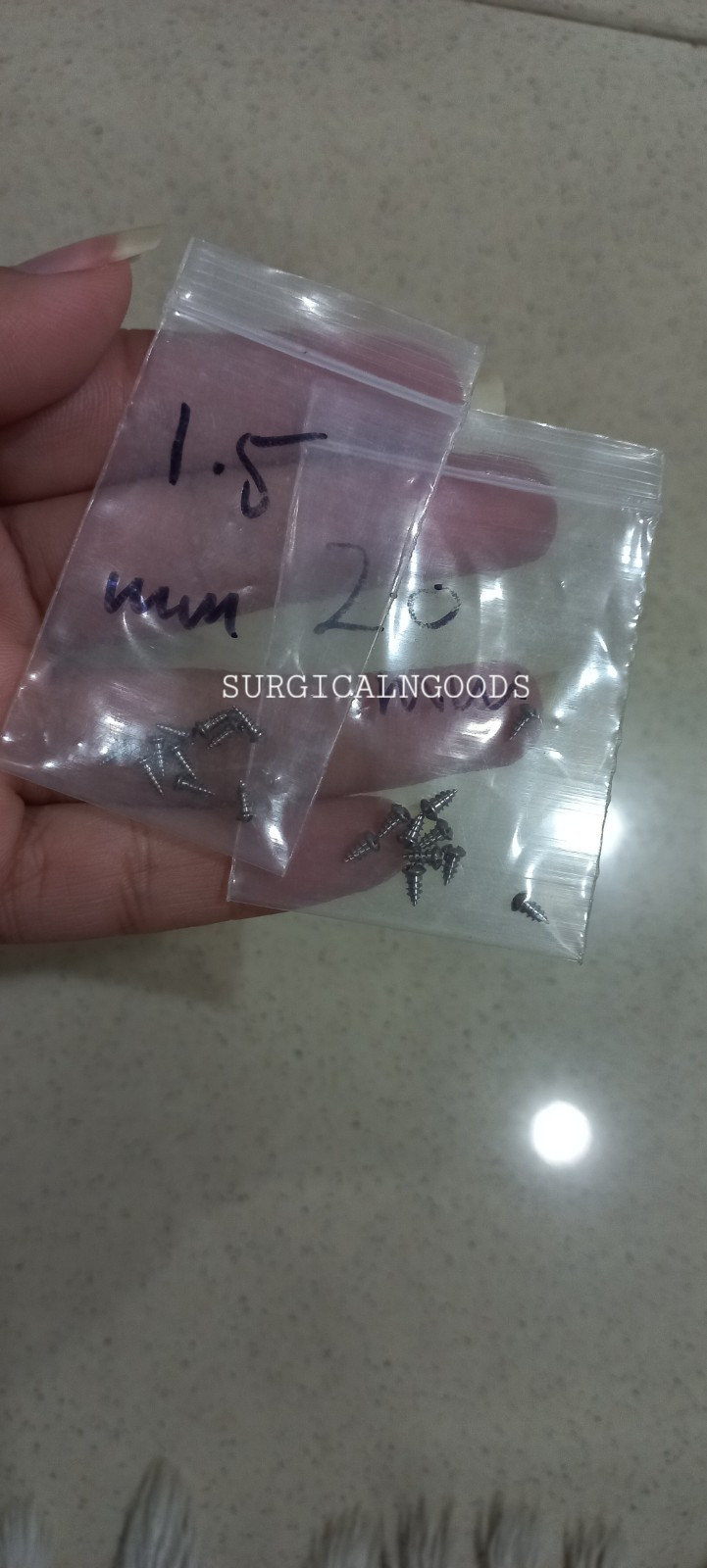 Maxillofacial CMF Titanium Screws 1.5mm, 2.0mm, 2.5mm 470pc With 3 Drivers