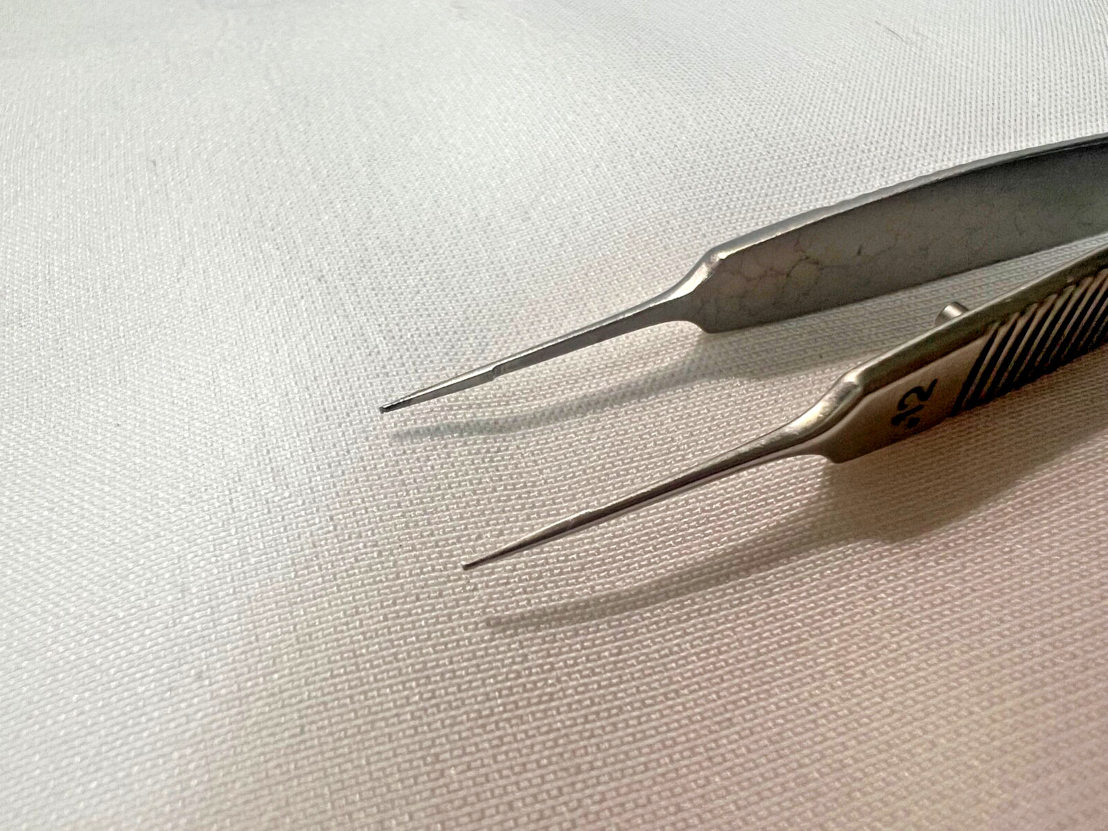 Storz E1813 SUS McPherson Straight Suturing-Corneal Forceps 1×2 Teeth 3.4″ L