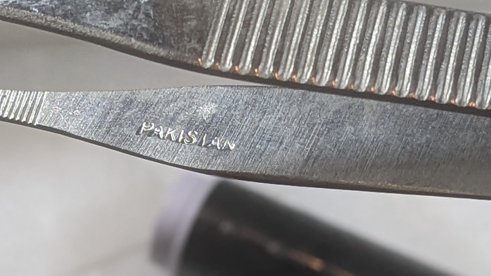 Stainless steel surgical forceps approx 5cm, Pakistan