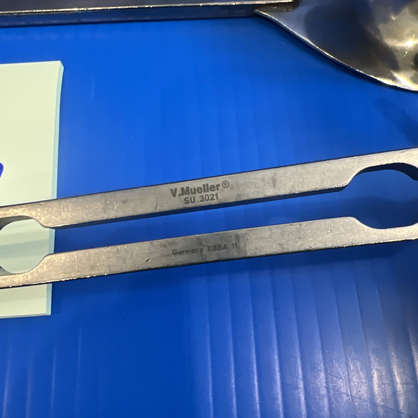 V. Mueller SU3021 and 1 unbranded Balfour Retractor Center Blades