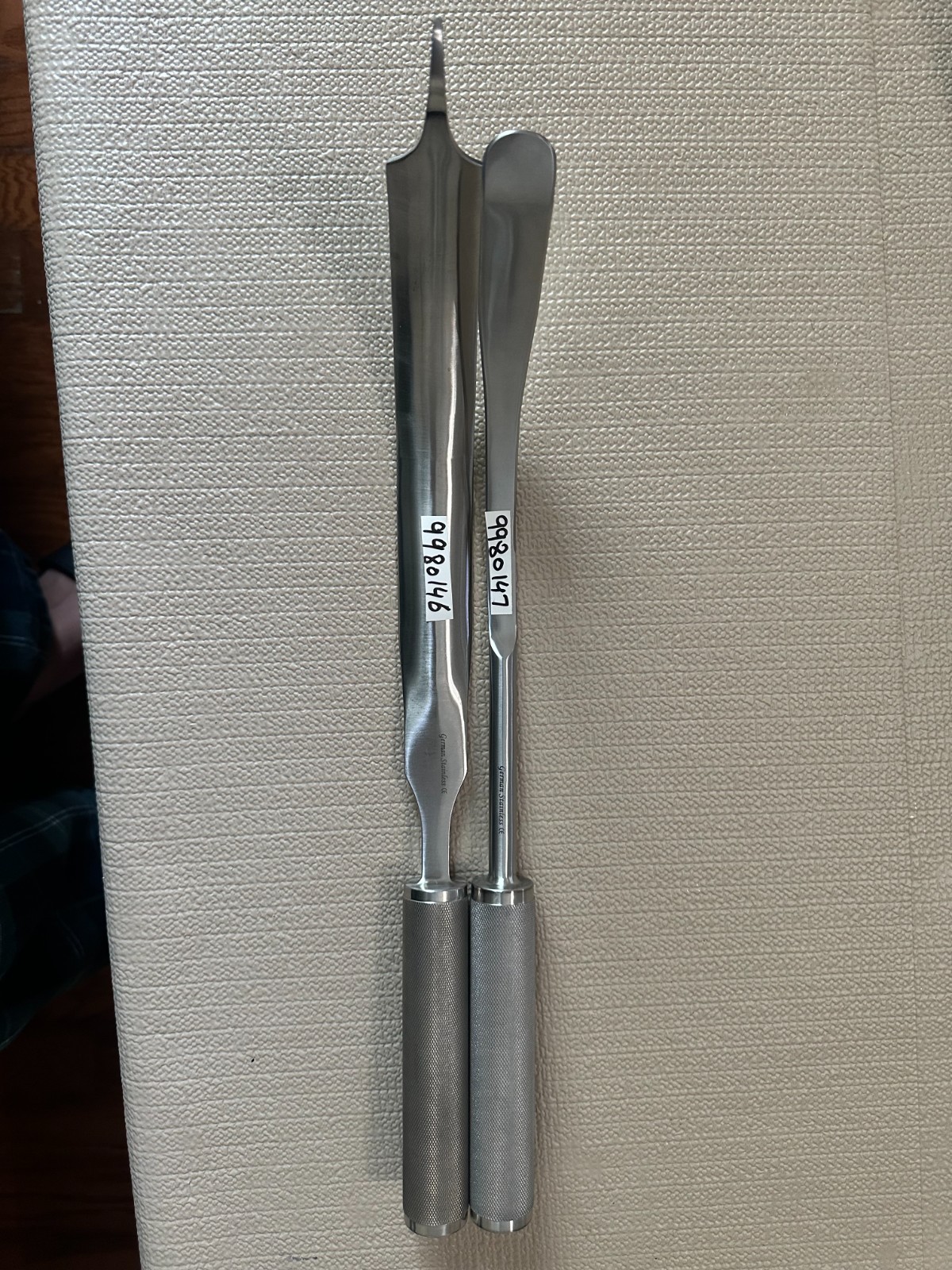 WM9980146,47—– HOHMANN RETRACTORS FOR ( HIP SURGERY)