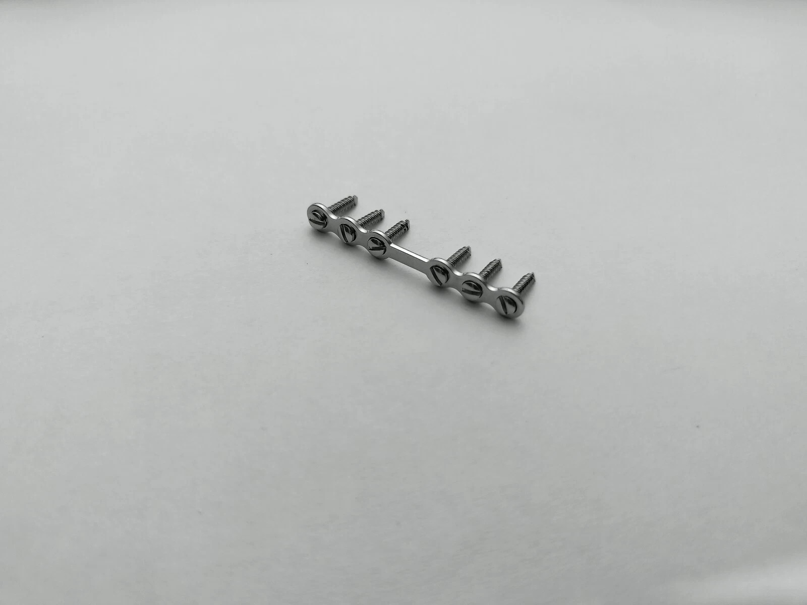 Maxillofacial 2.0mm stainless steel plates (5pcs) with 50 screws instruments
