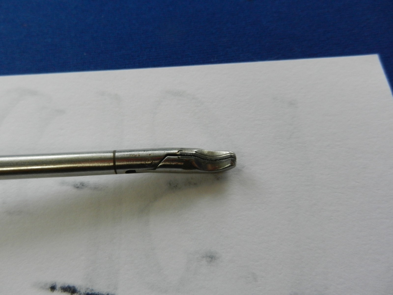 E6781 Snowden Pencer 90-7008 Left Curved Laparoscopic Needle Holder 5mm x 32cm