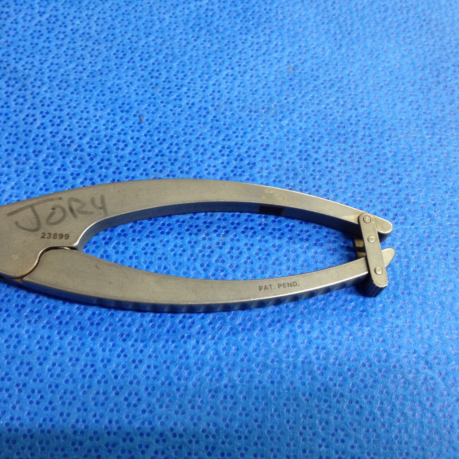 Arthrex AR-11794LW Suture Cutter 4.2mm Open End Left Notch Wishbone Handle