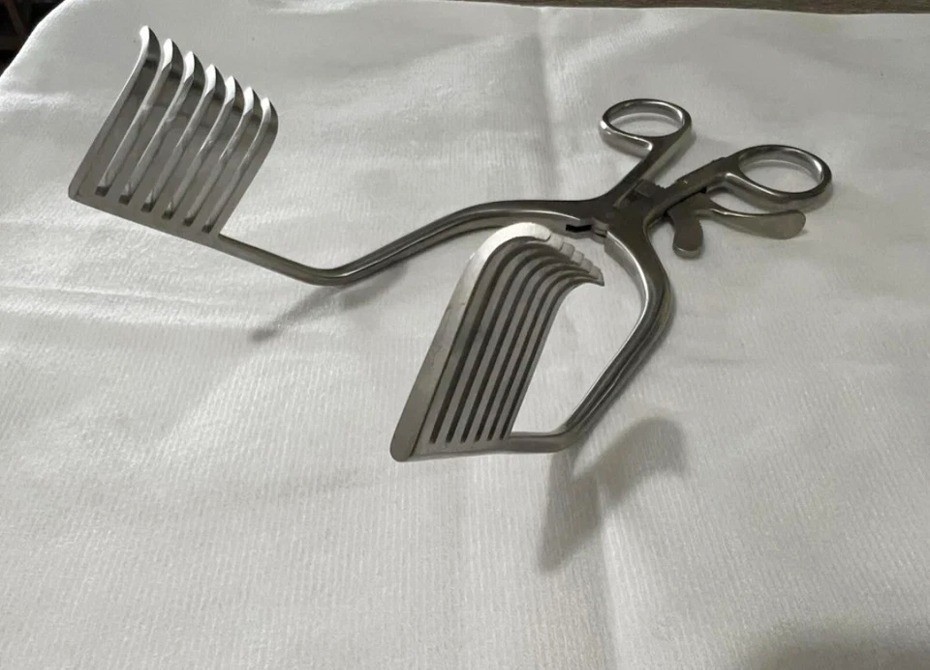 Codman 50-1363 Miskimon Cerebellar Retractor 7×7 Sharp Prongs 8″