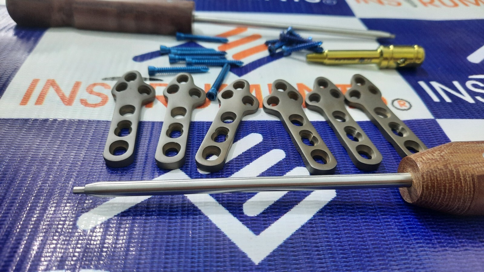 3.5MM TPLO PLATES(64mm Long) LEFT &RIGHT 6 UNITS & SCREWS TITANIUM AO (56 Pcs)