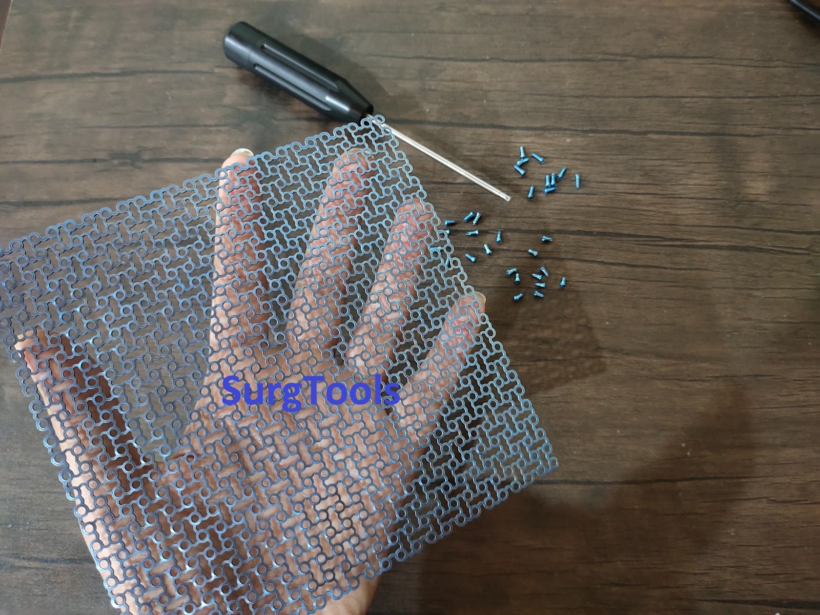 Titanium Cranial Mesh Plate 100x100mm Thickness 0.5mm with Screws & Screwdriver
