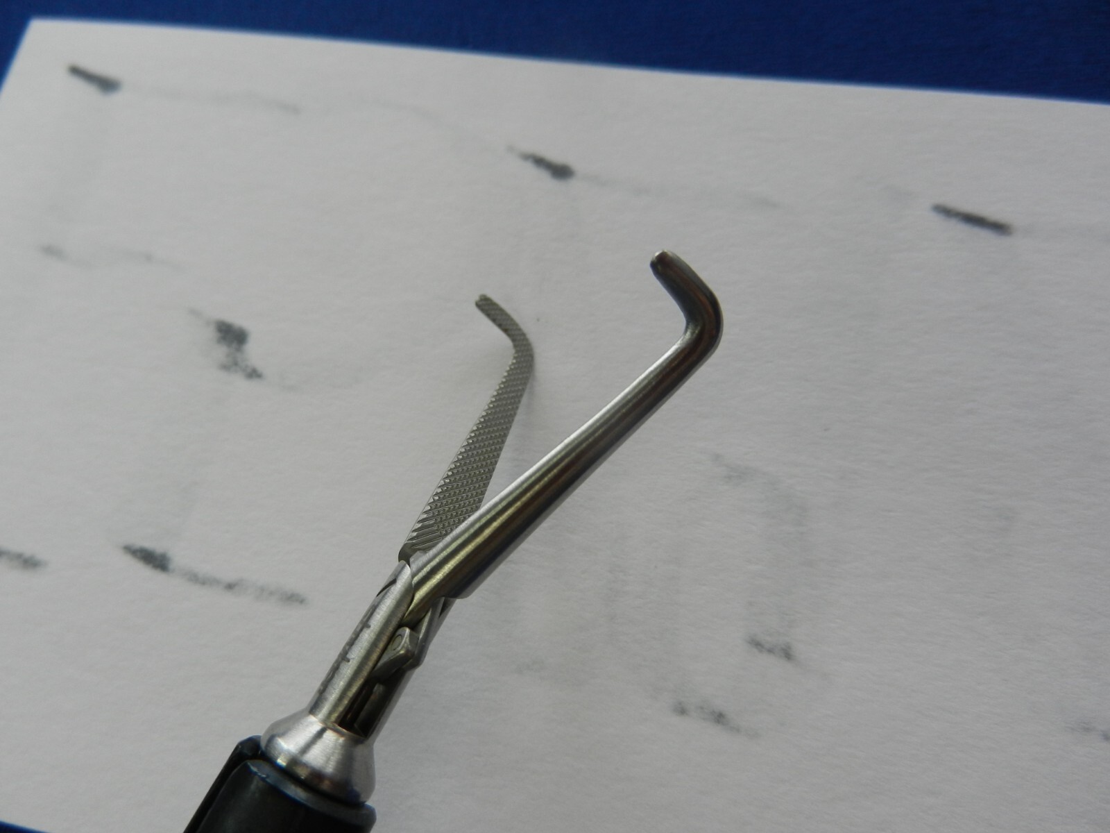 E5292 Stryker 250-080-249 Mixter Forceps 10mm x 33cm