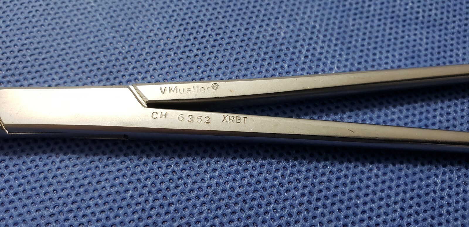 V.Mueller CH 6352 Surgical GLOVER Clamp Forceps 9 3/4″ Curved Cooley Jaw