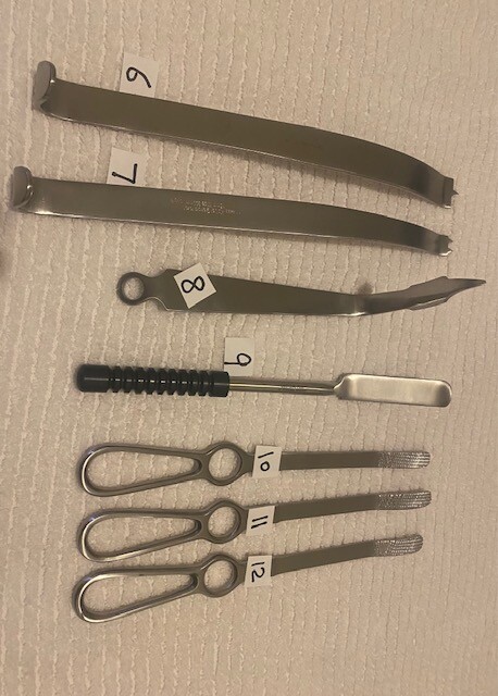 SHOULDER INSTRUEMNT SET WITH 12 PCS AND TRAY.