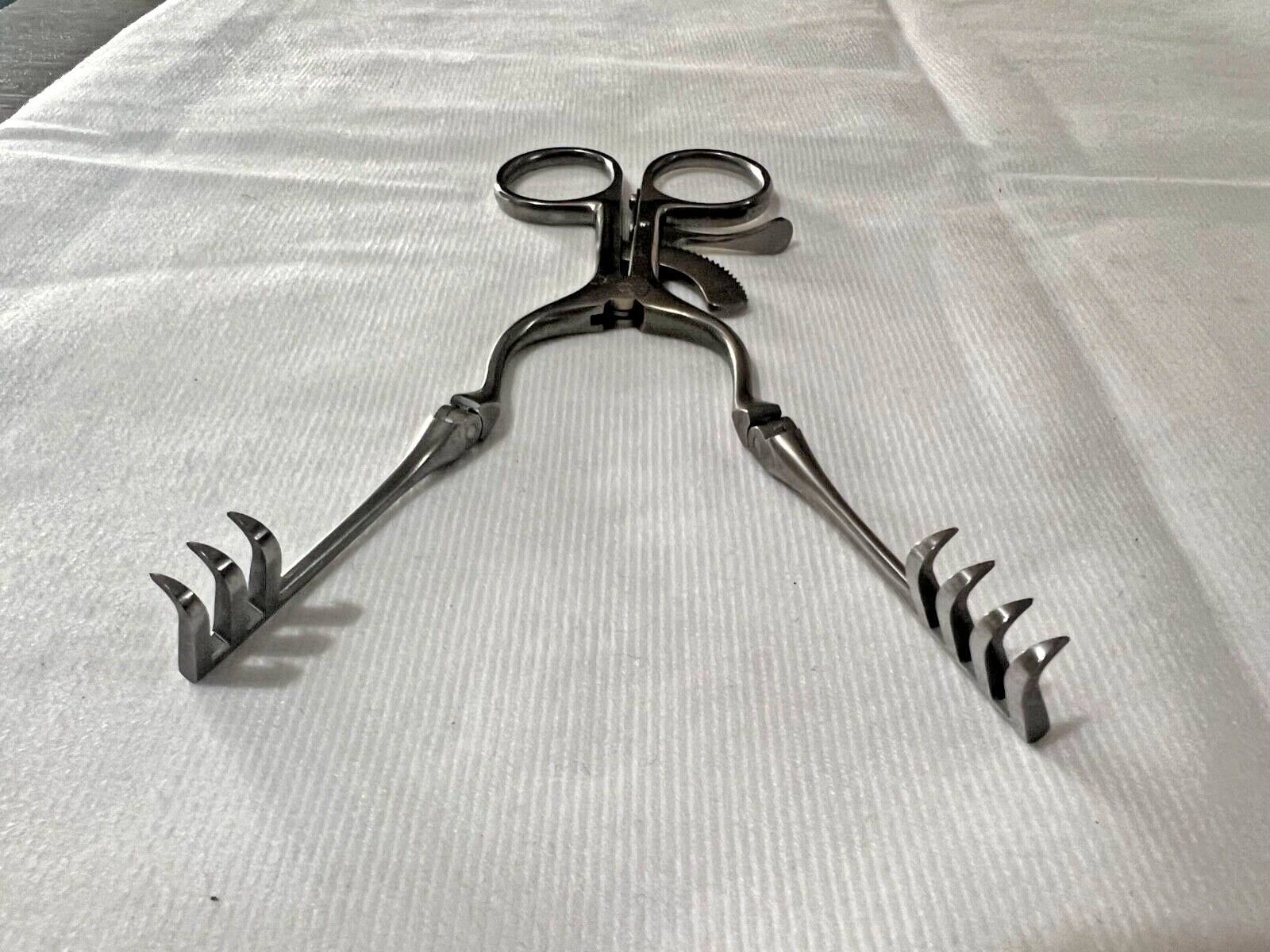 Boss 18-3075 Weitlaner Retractor w/ Hinged Arms 3×4 Sharp Prongs 6-1/2″ Length