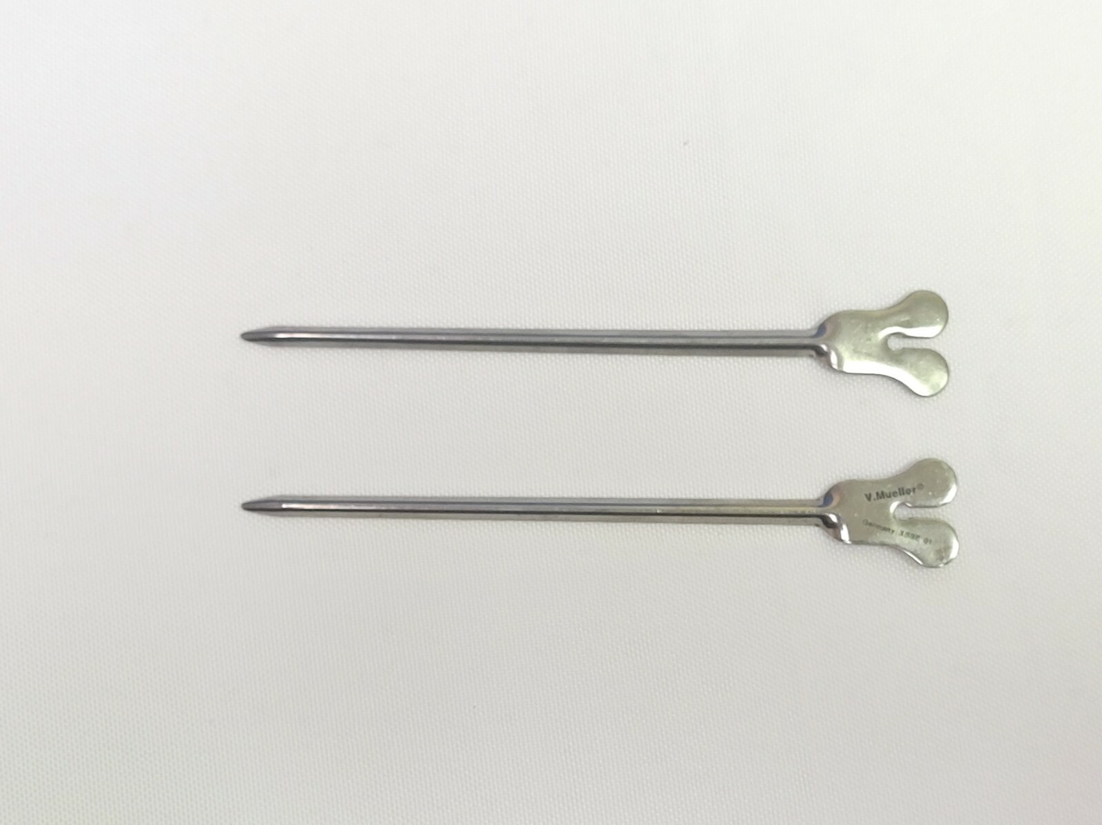 Pair of V. Mueller SU10820550 5.5″ Grooved Probe Directors Orthopedic