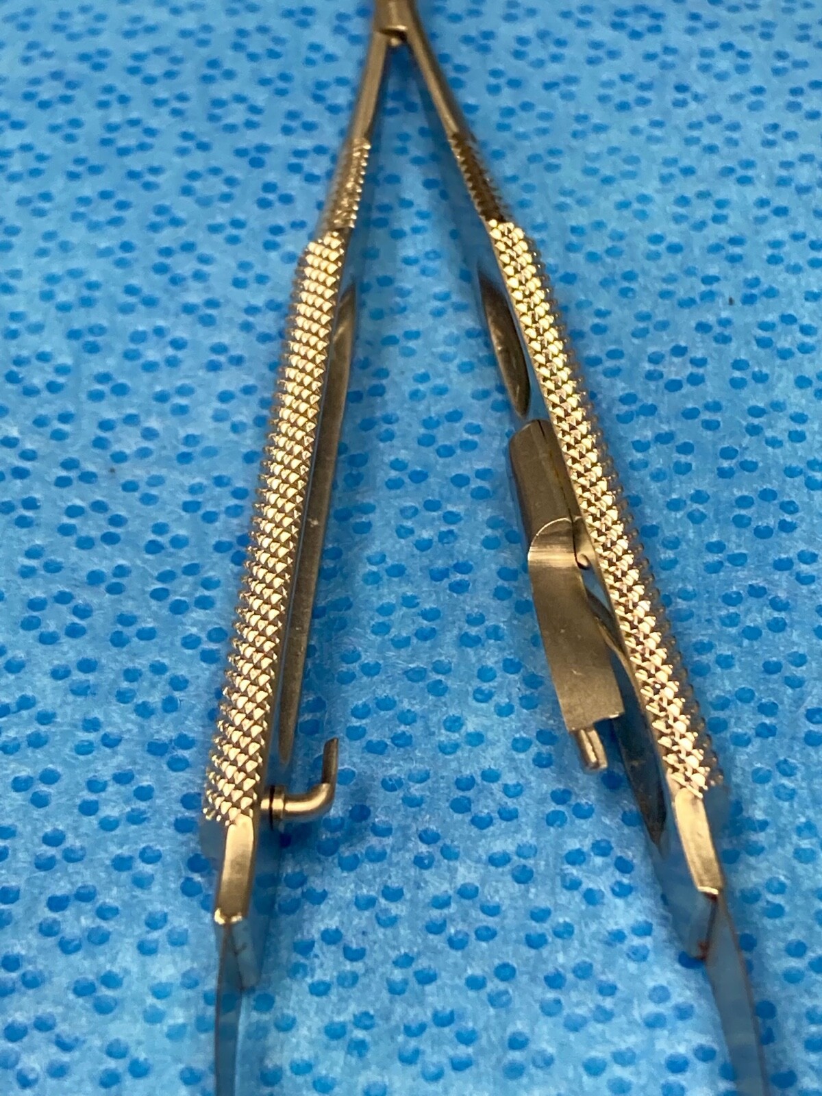 Aesculap FD243 Barraquer Locking Needle Holder 5.5″ Round Handle Ophthalmology