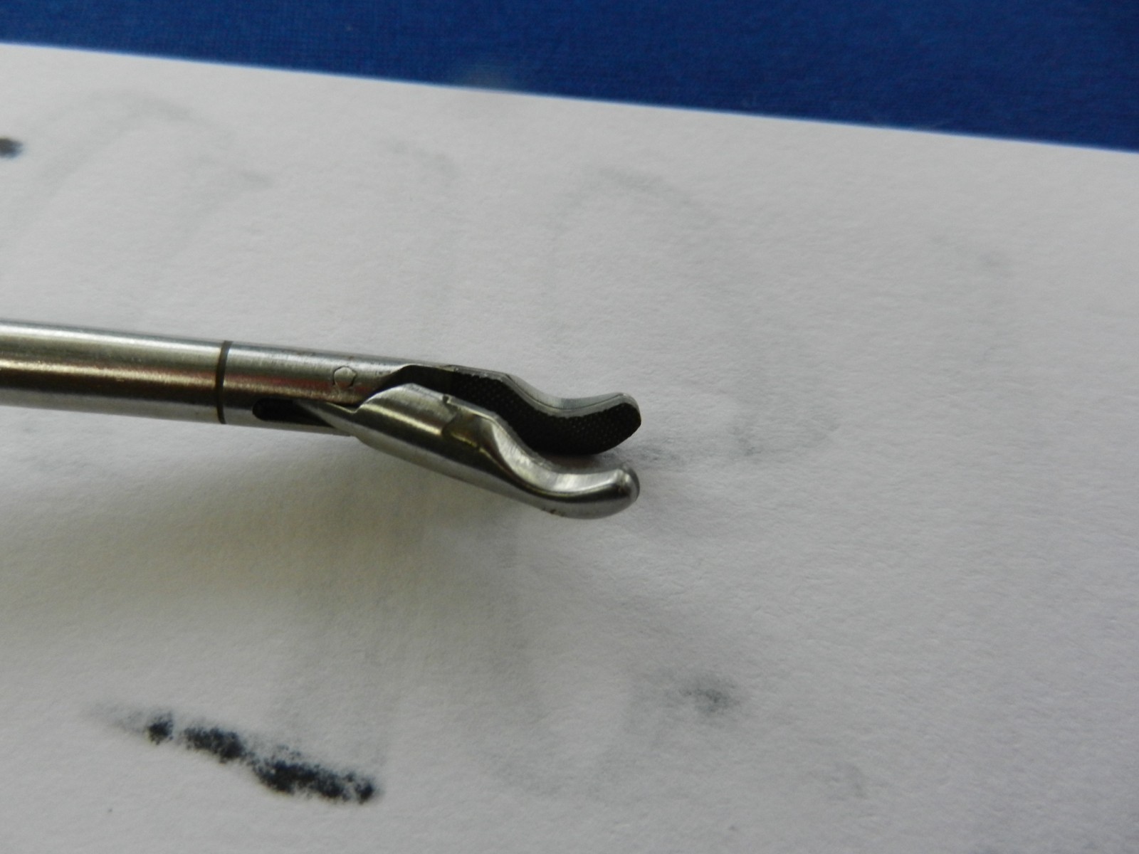 E6781 Snowden Pencer 90-7008 Left Curved Laparoscopic Needle Holder 5mm x 32cm