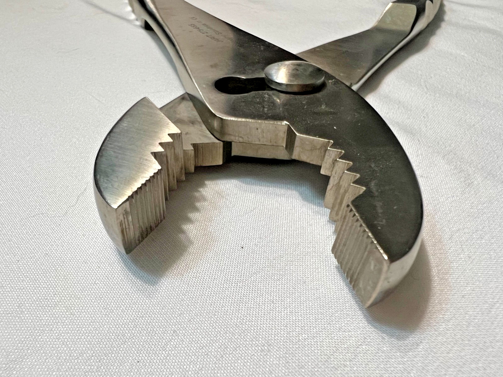Jarit 275-555 Orthopedic Slip Joint Pliers 9.75mm Serrated Jaws X 7-3/4″ Length