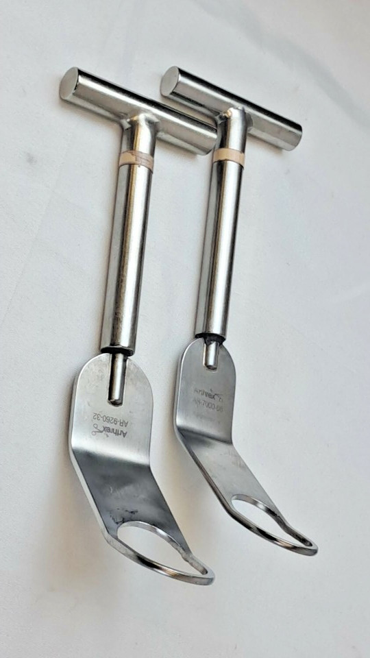 Arthrex AR-9260-32 AR-7000-08 Fukuda Retractors (Small) & (Large/Wide) Pair of
