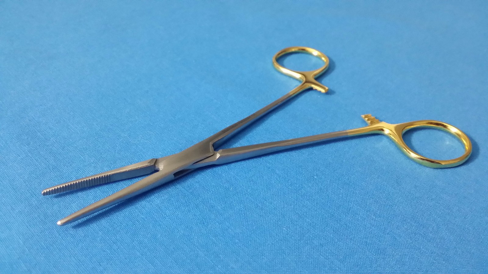 O.R GRADE KELLY HEMOSTAT LOCKING SURGICAL FORCEPS 5.5″ STRAIGHT WITH GOLD HANDLE
