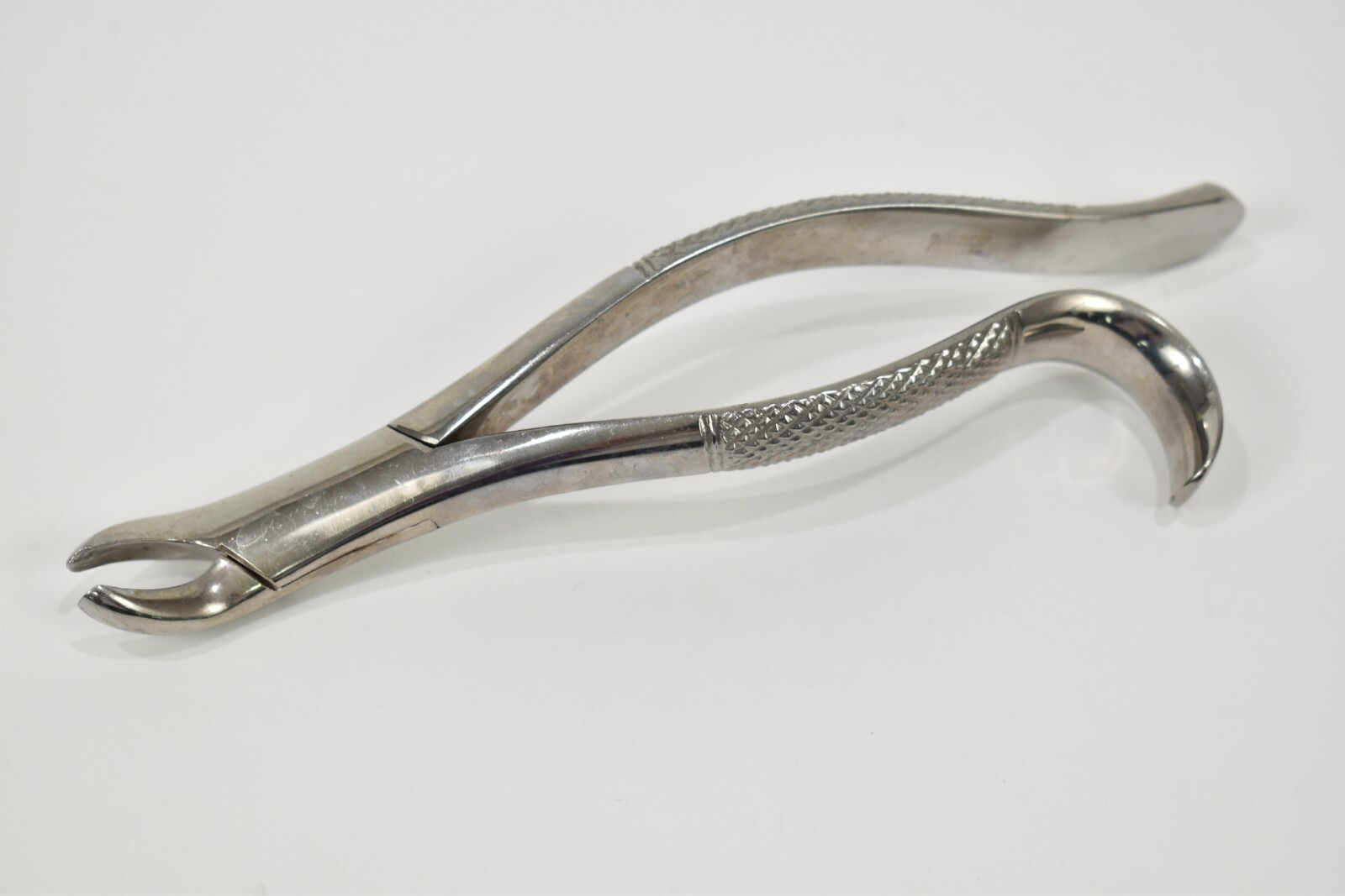 Henry Schien 18L Dental Surgical Extraction Forceps Thumb Hook Serrated