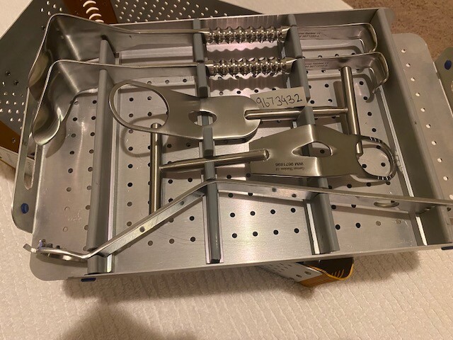 SHOULDER INSTRUEMNT SET WITH 12 PCS AND TRAY.