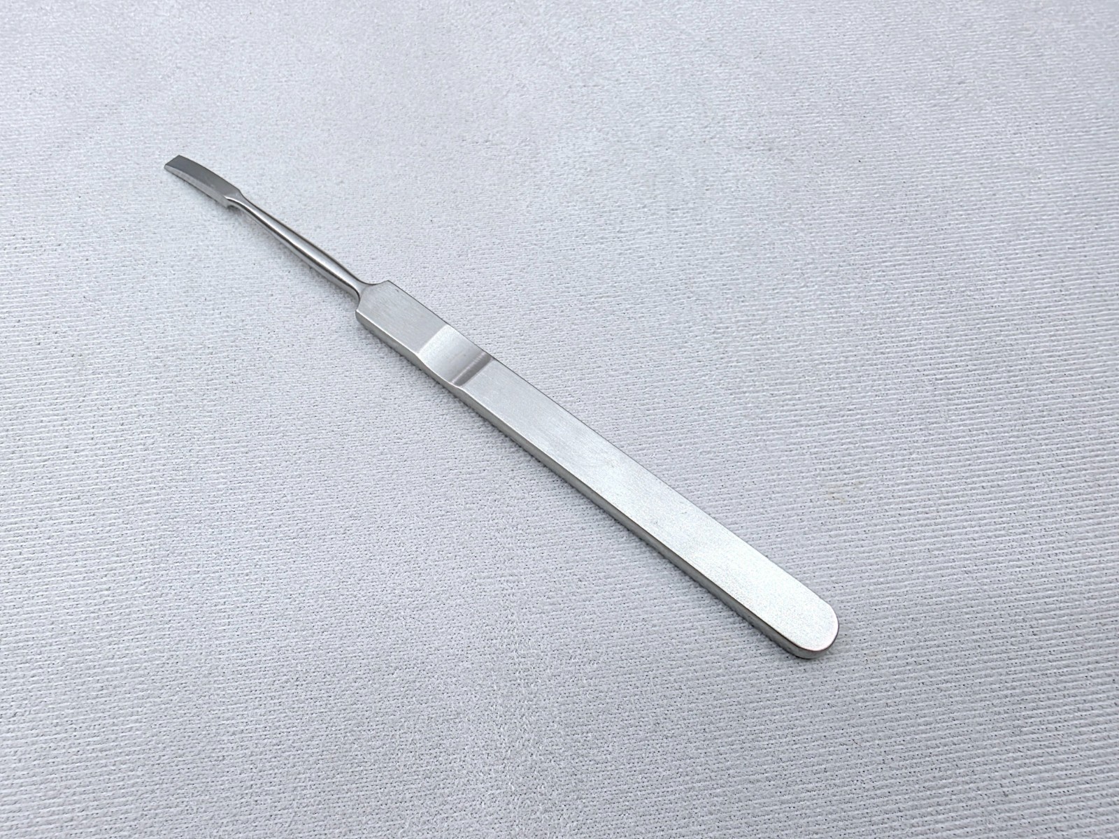 V. Mueller AU11170 Lempert 5mm Surgical Elevator 7-3/8″ – Ultrasonic Cleaned