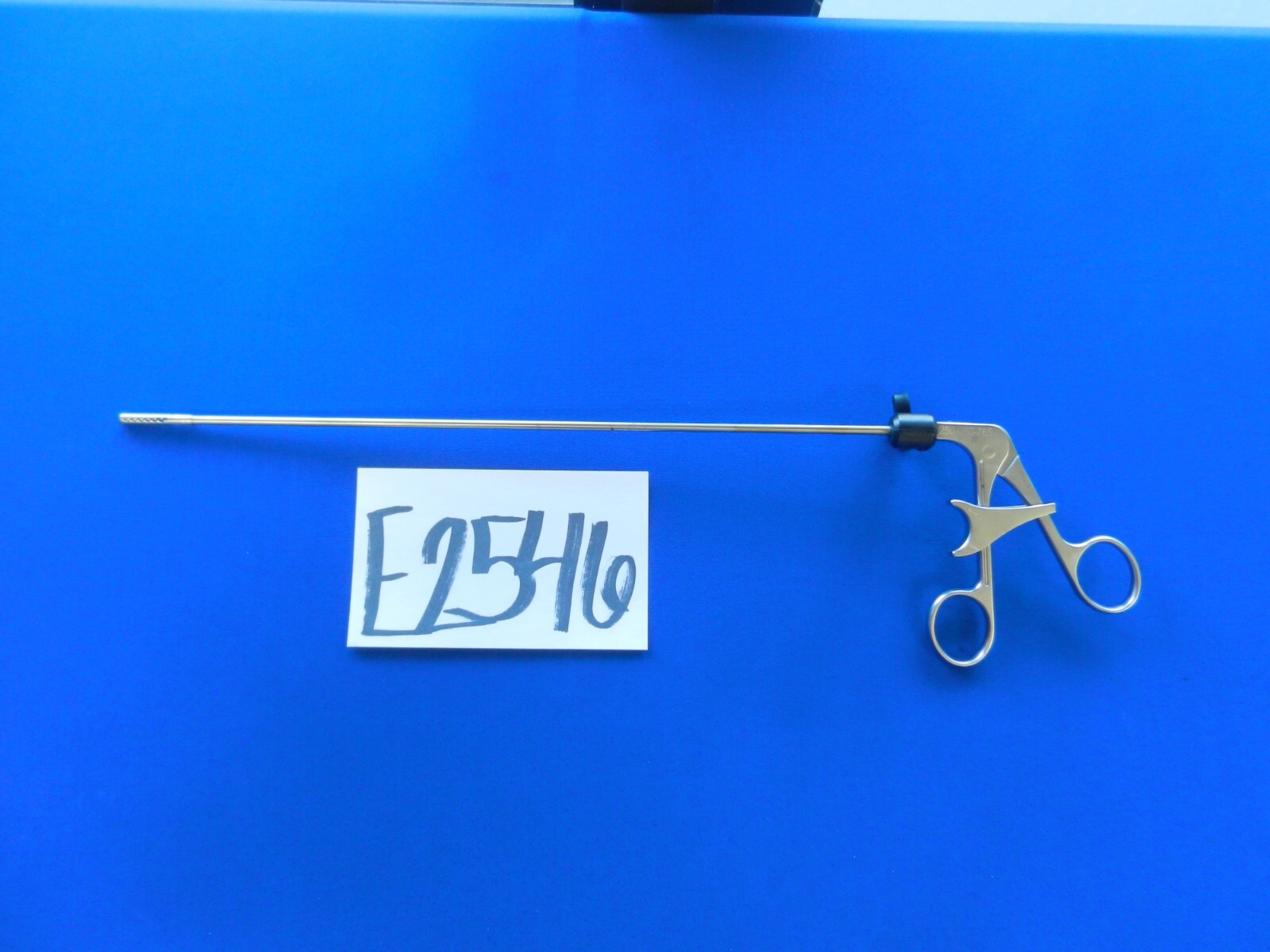 E2546 Stryker 250-080-765 5.0mm x 33cm Laparoscopic Wavy Single Action Grasper