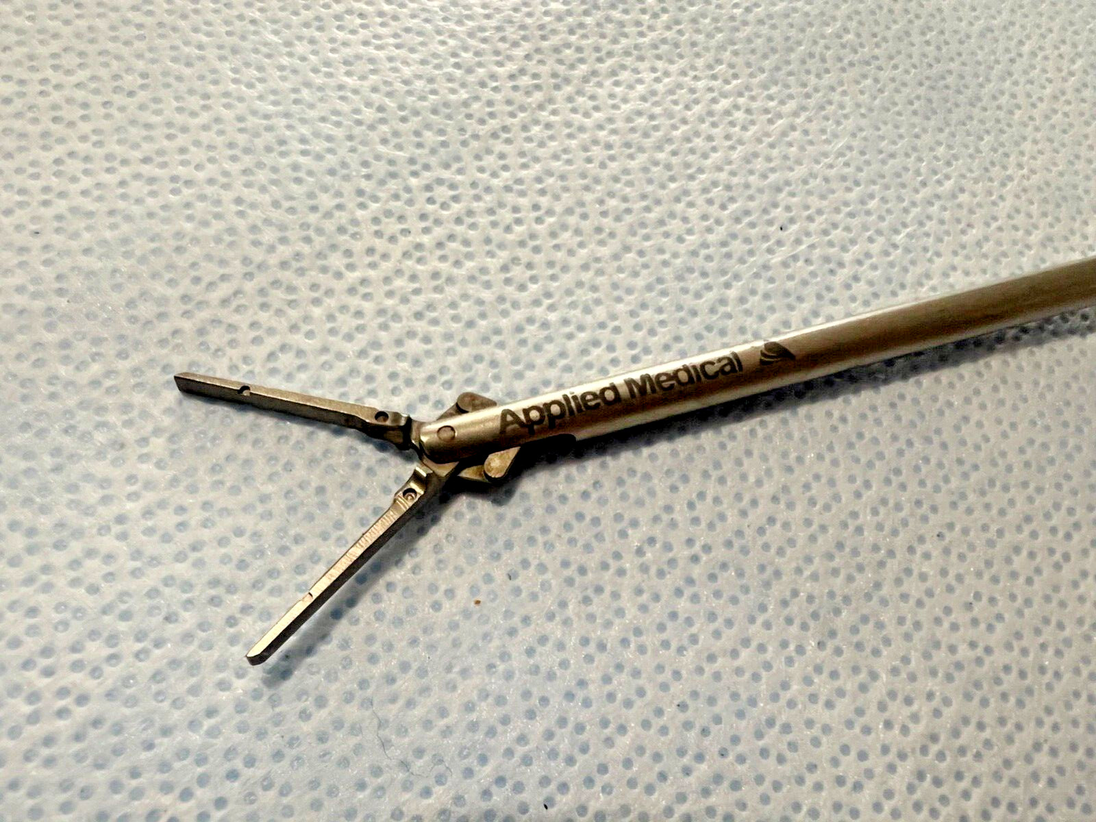 Applied Medical C5209 Laparoscopic A-Trac Rotating Bowel Clamp 5mm x 38cm