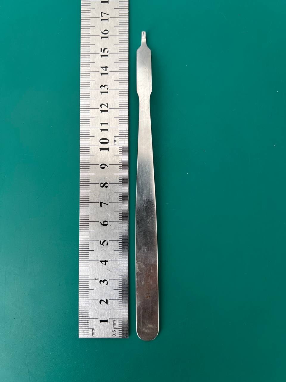 399.19 Small Hohmann Retractor 8mm Short Narrow Tip 160mm