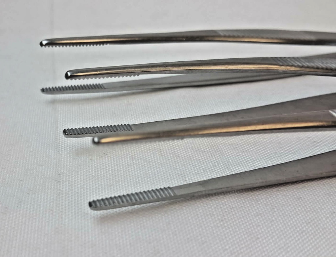 Lot of 3 V. Mueller SU2301 Dressing Forceps 5″ Serrated