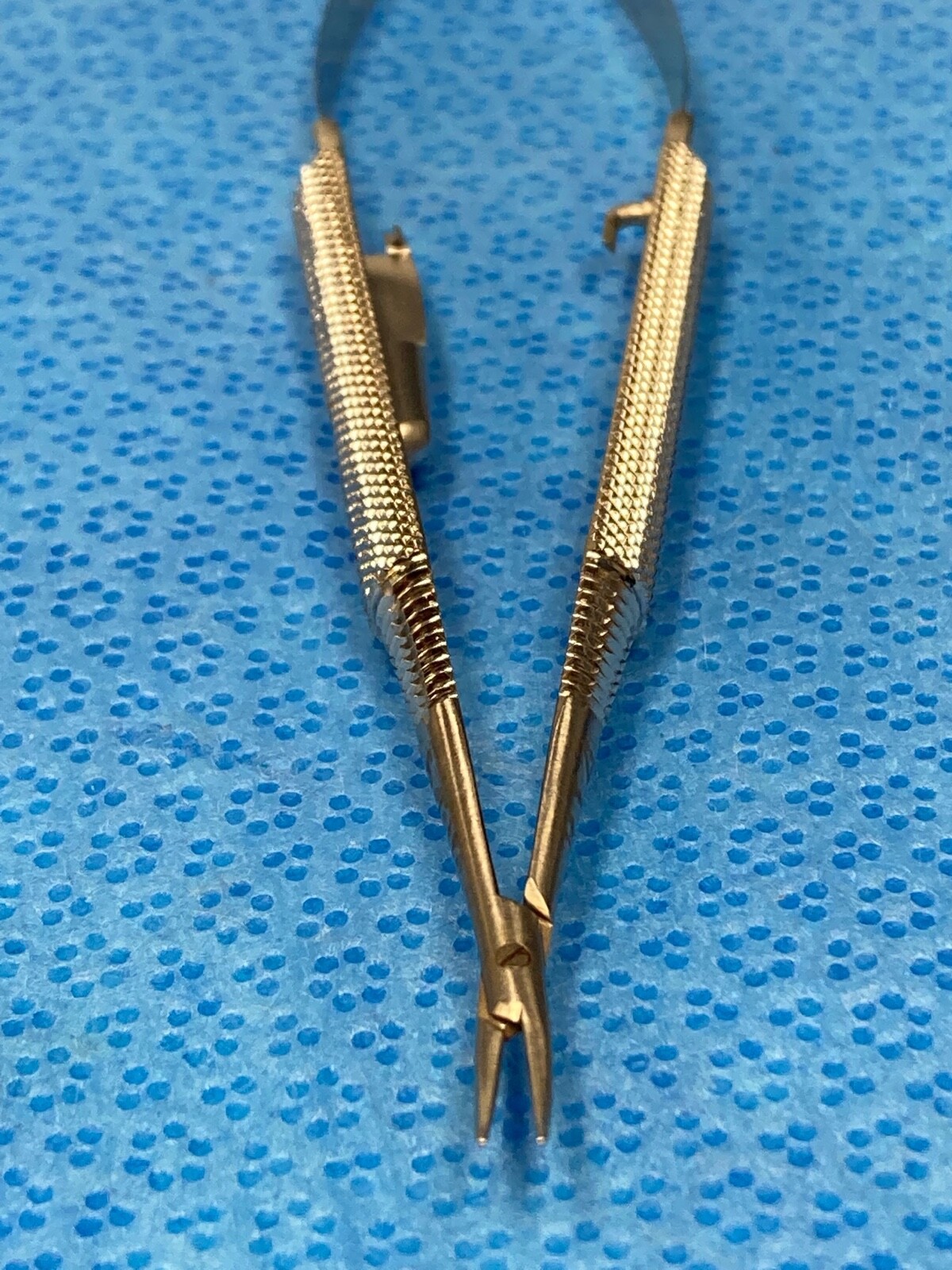 Aesculap FD243 Barraquer Locking Needle Holder 5.5″ Round Handle Ophthalmology