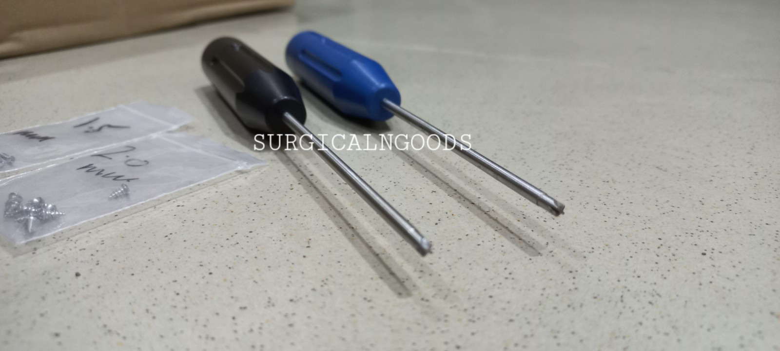 Maxillofacial CMF Titanium Screws 1.5mm, 2.0mm, 2.5mm 470pc With 3 Drivers