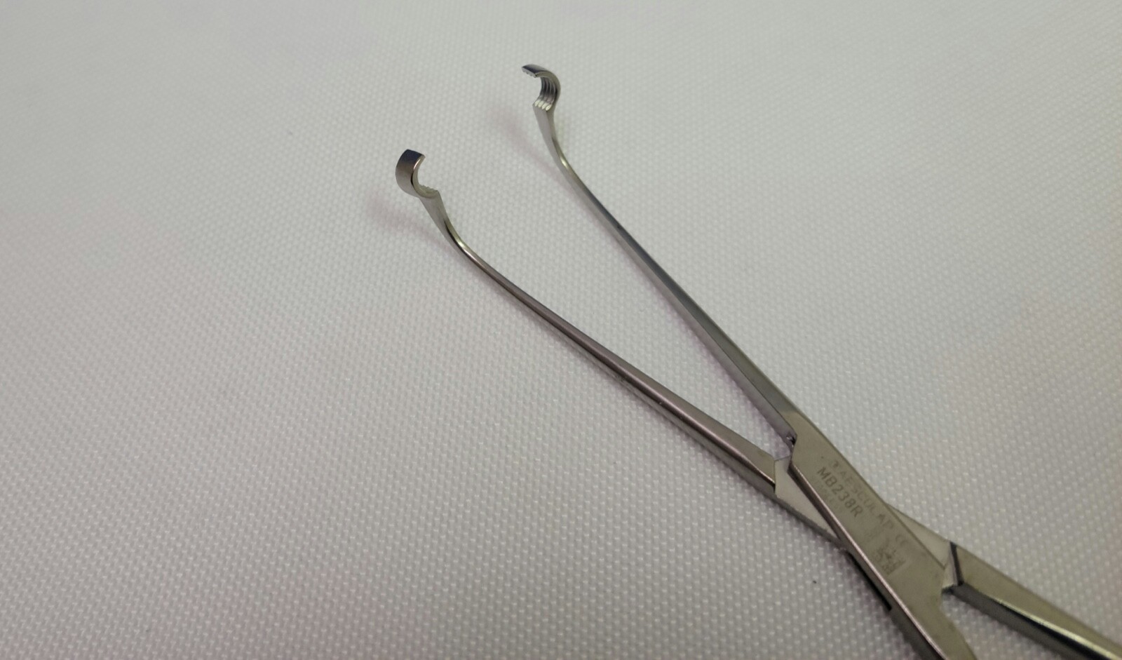 Aesculap MB238R Surgical 6 5/8″ Vascular Artery Bypass Shunt Clamp 4mm Ring