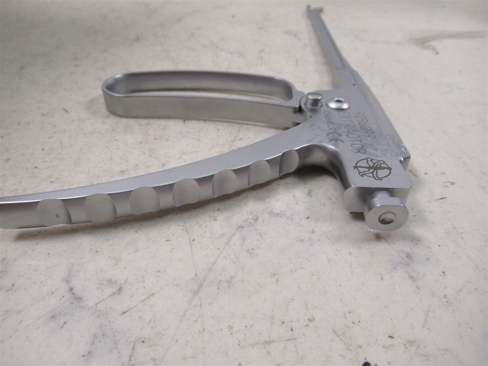 Medtronic Extractor 9296099 Crescent Spinal System PEEK Vertebral Body Spacer