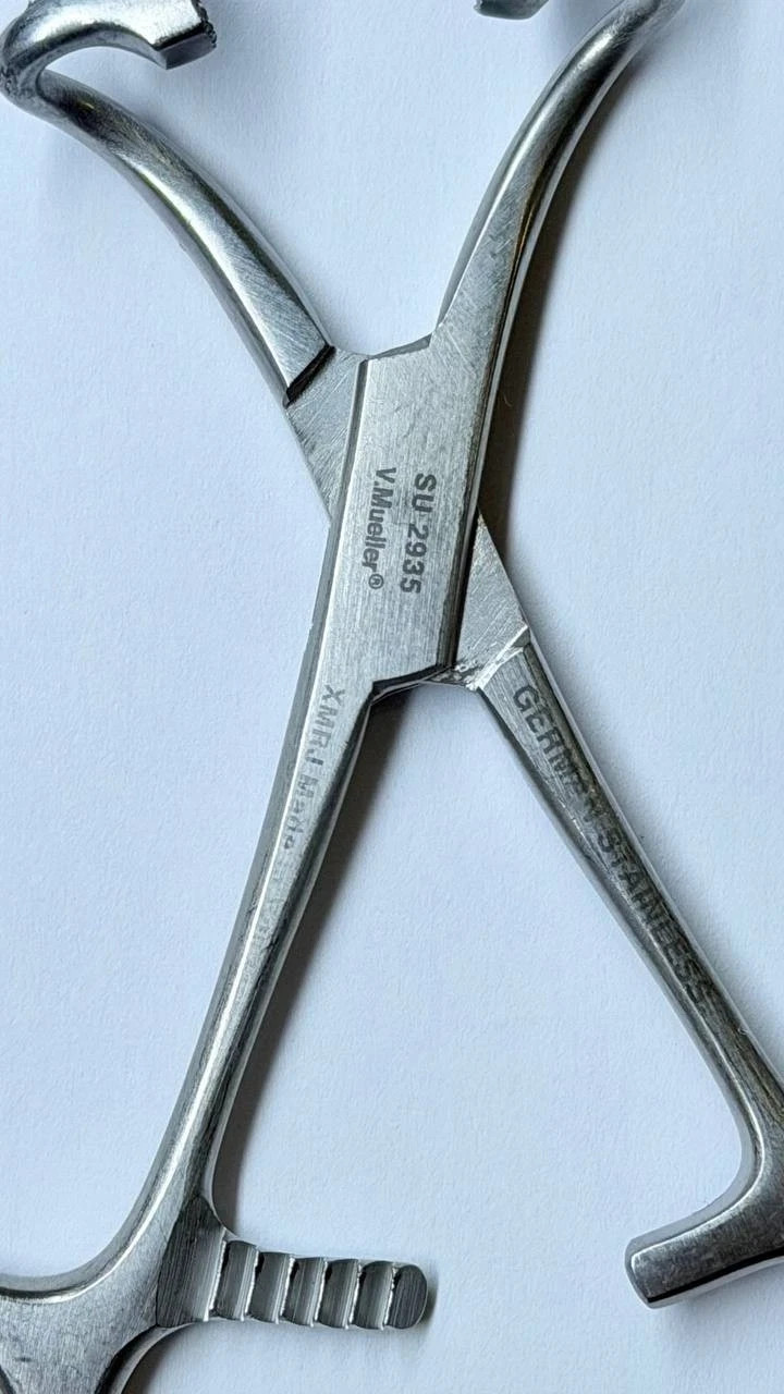 V. Mueller Surgical Clamp / Forceps – 10 cm