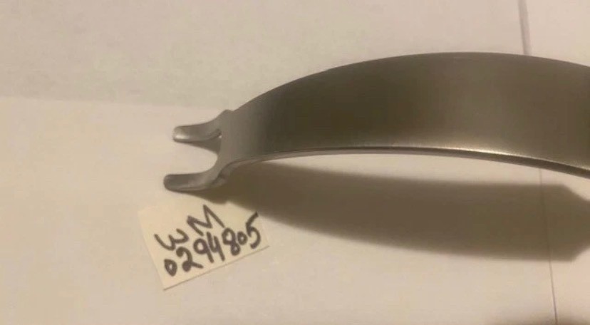 COLLATERAL KNEE RETRACTOR LENGTH 8″ PRONG WIDTH 5MM/11MM GAP