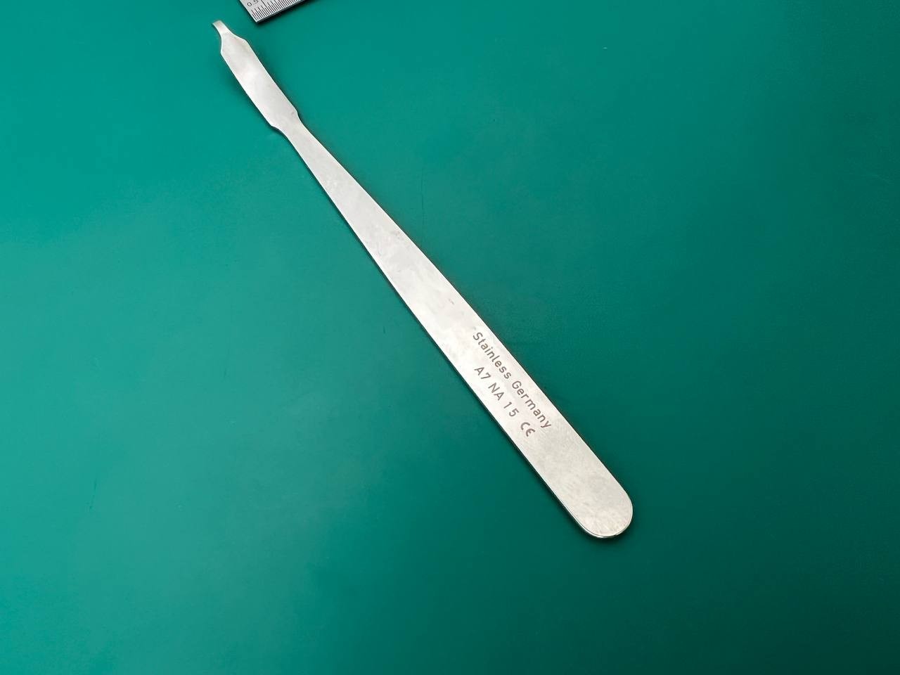 399.19 Small Hohmann Retractor 8mm Short Narrow Tip 160mm