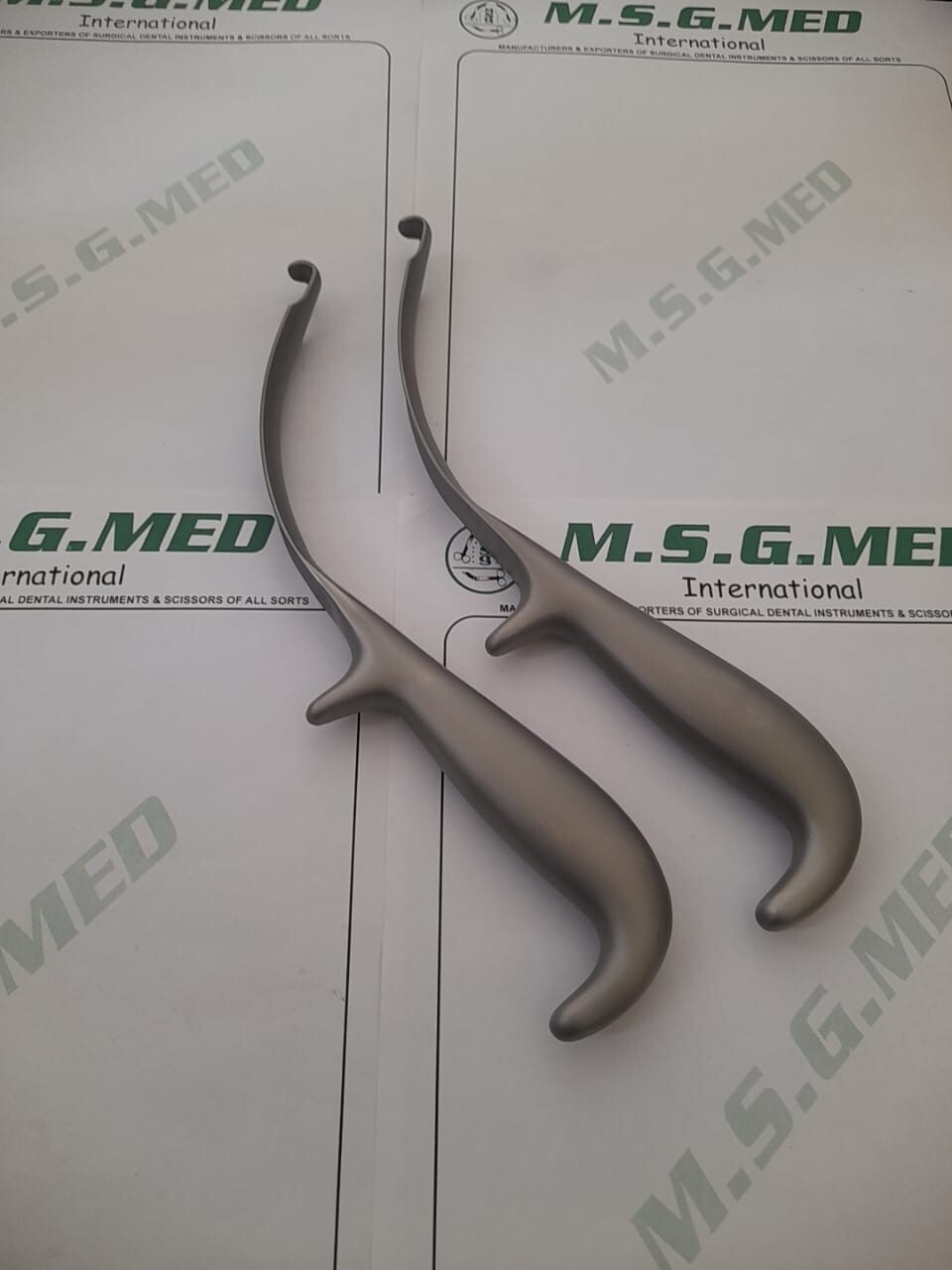 Maxillofacial Hargis Mandibular Body Retractors Stainless Steel 2PCS Set Offer