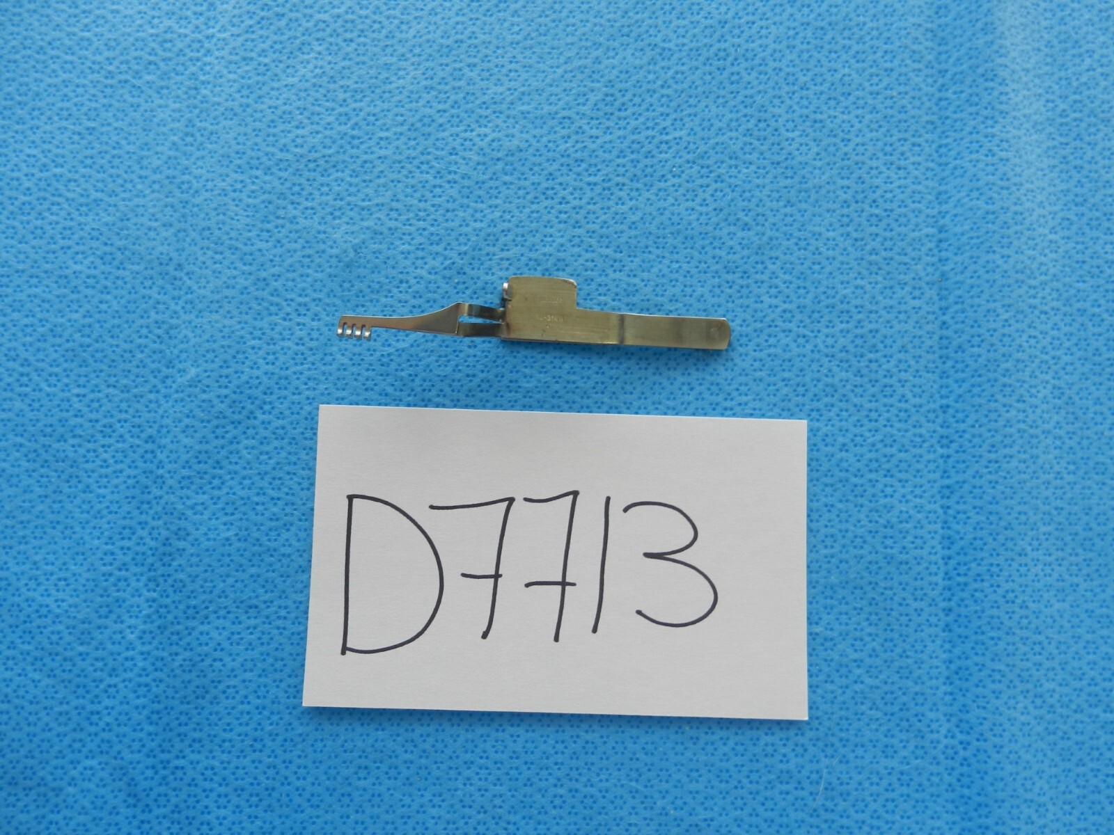 D7713 V. Mueller Automatic Micro Surgical Retractor Sharp 4×4 Prongs SU3145