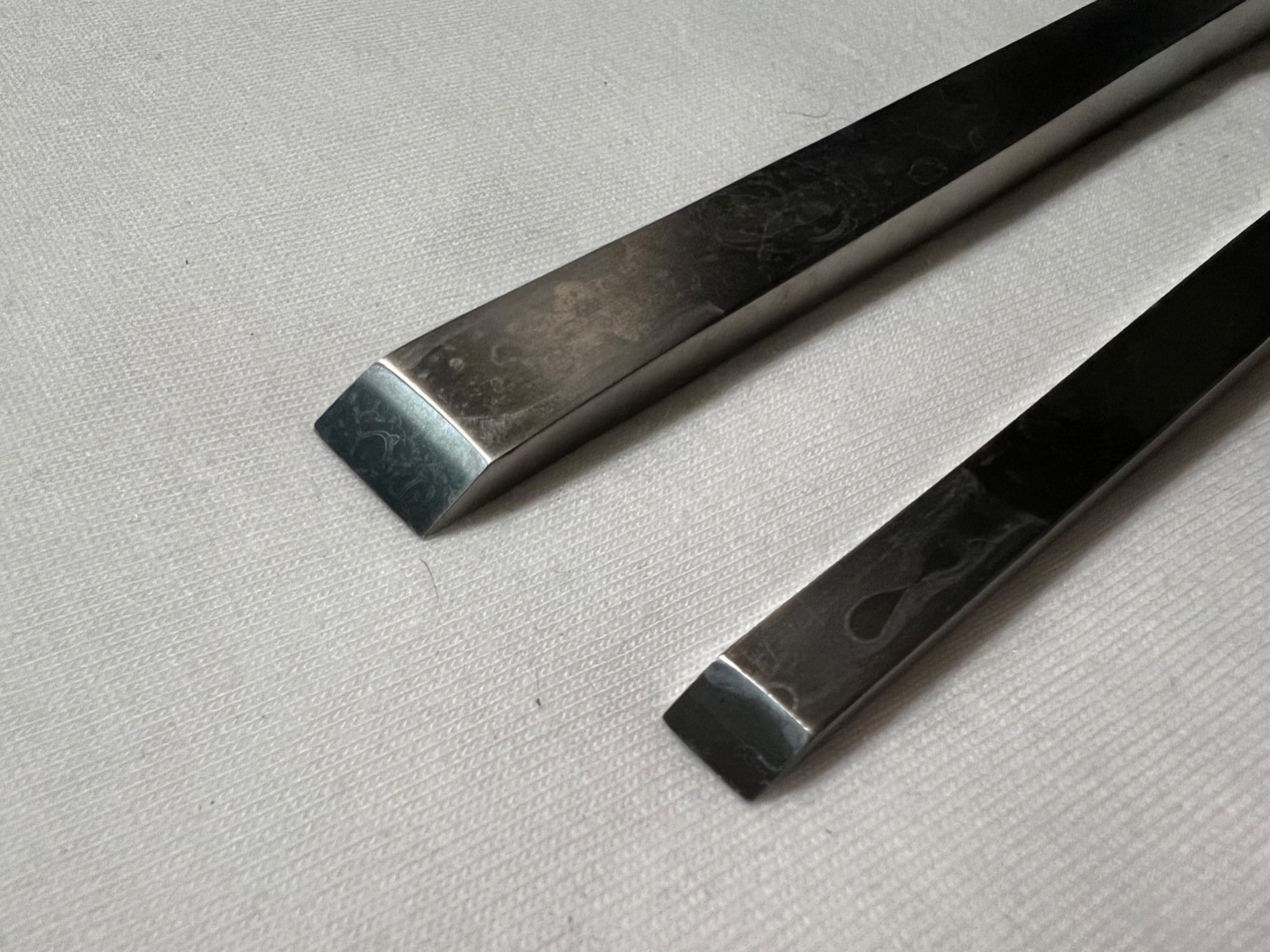 Set Of 2 Symmetry 28-2006 6mm & 28-2012 12mm U.S. Army Bone Chisels 6-1/4″ L