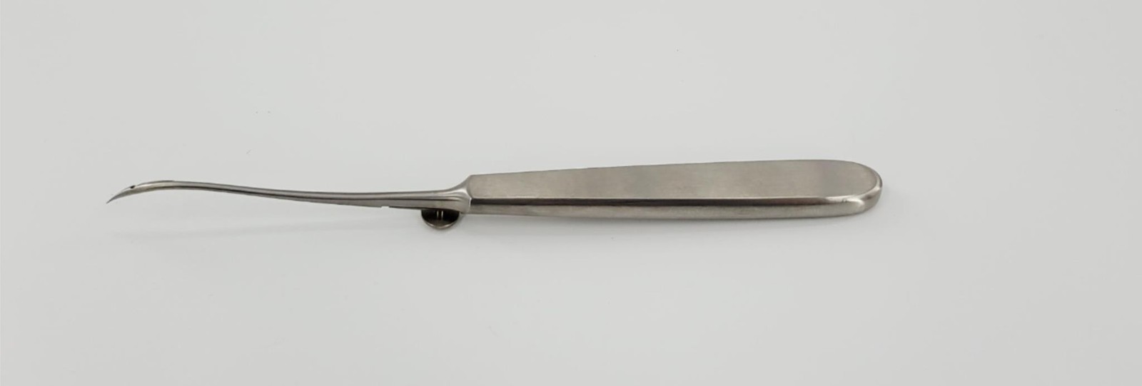 Aesculap BM712R Reverdin Slightly Curved Sharp 7-3/4″