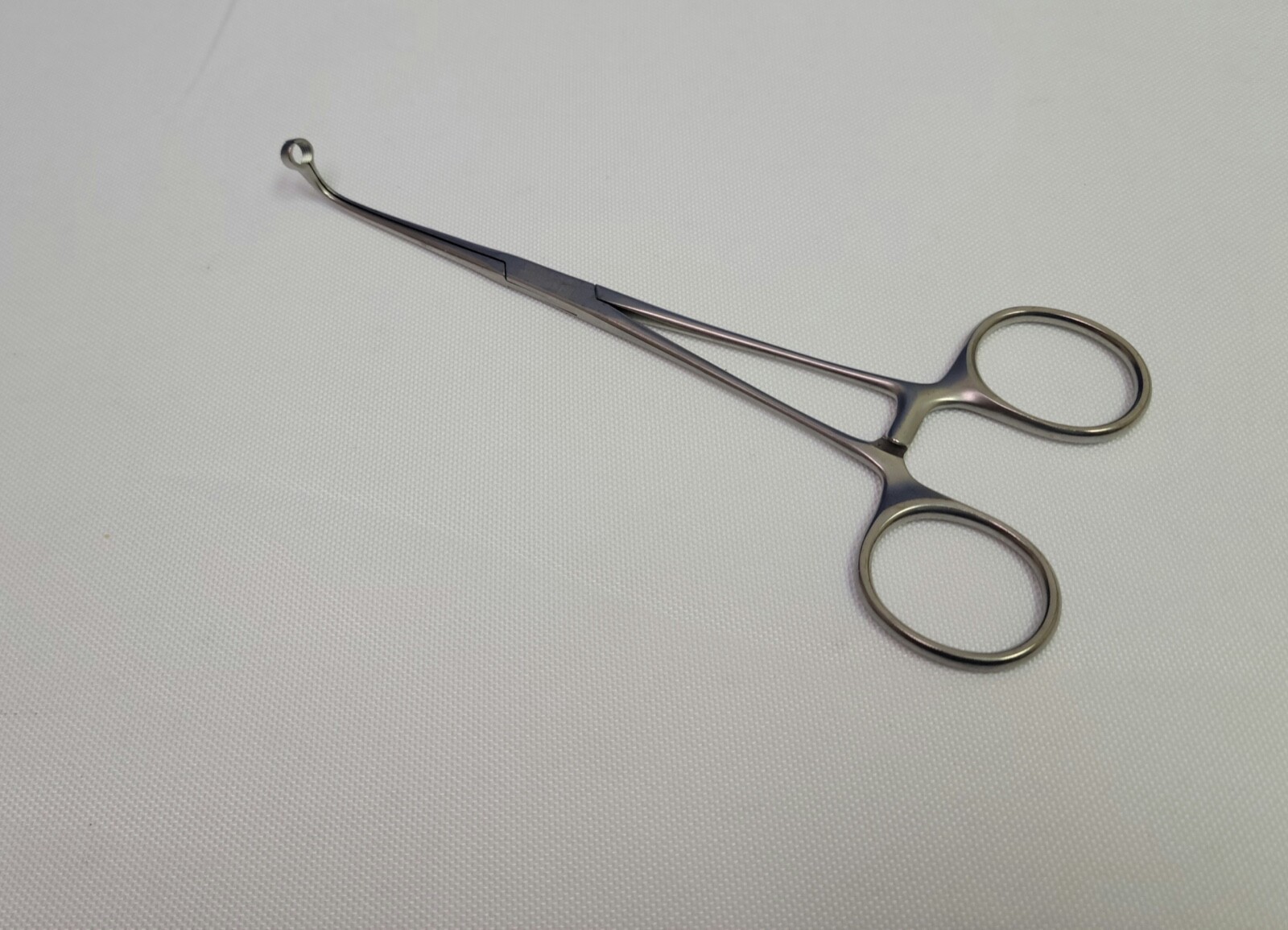 Aesculap MB238R Surgical 6 5/8″ Vascular Artery Bypass Shunt Clamp 4mm Ring