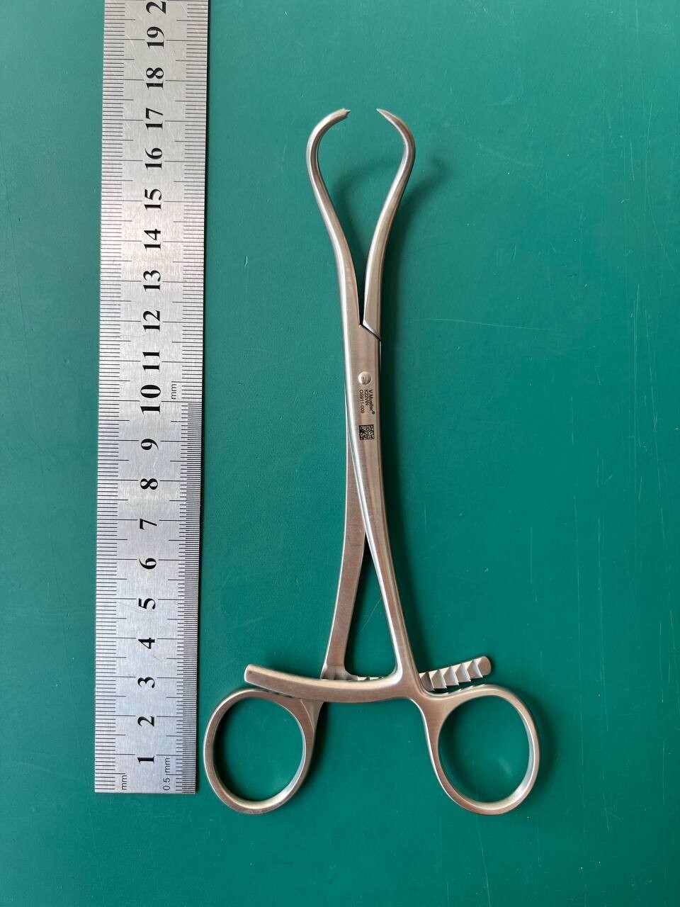 V. Mueller OS911-010 Bone Reduction Forceps Curved 1×1 Sharp Tip Prongs, 8″