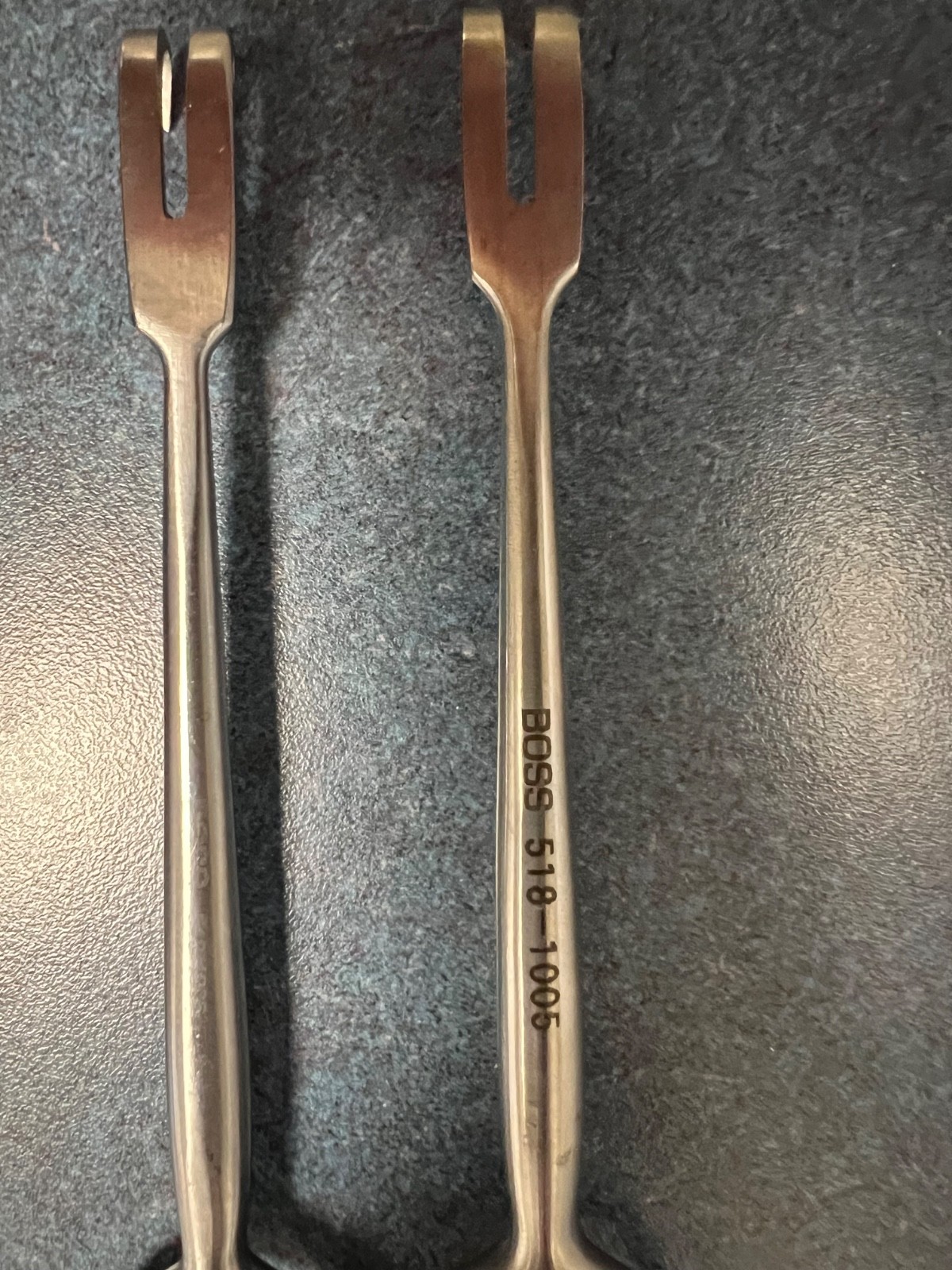 BOSS 8″ Volkman Retractor – 2 prongs sharp (18-1005)