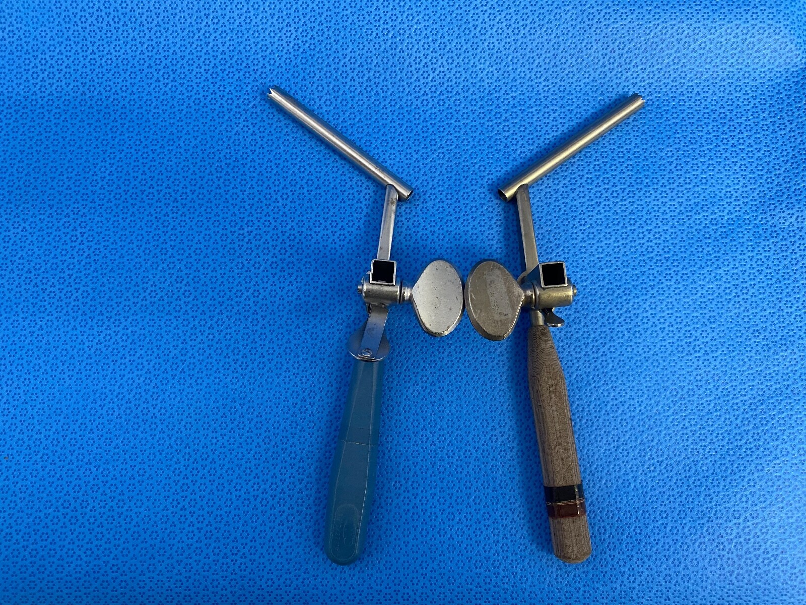Aesculap FF897&FF907 Caspar Cervical Drill Guide Right and Left 6-1/2″