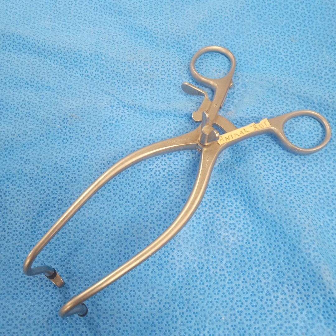 V. Mueller RH-2650 McCabe Self-Retaining Antral Retractor w/ Center Blades