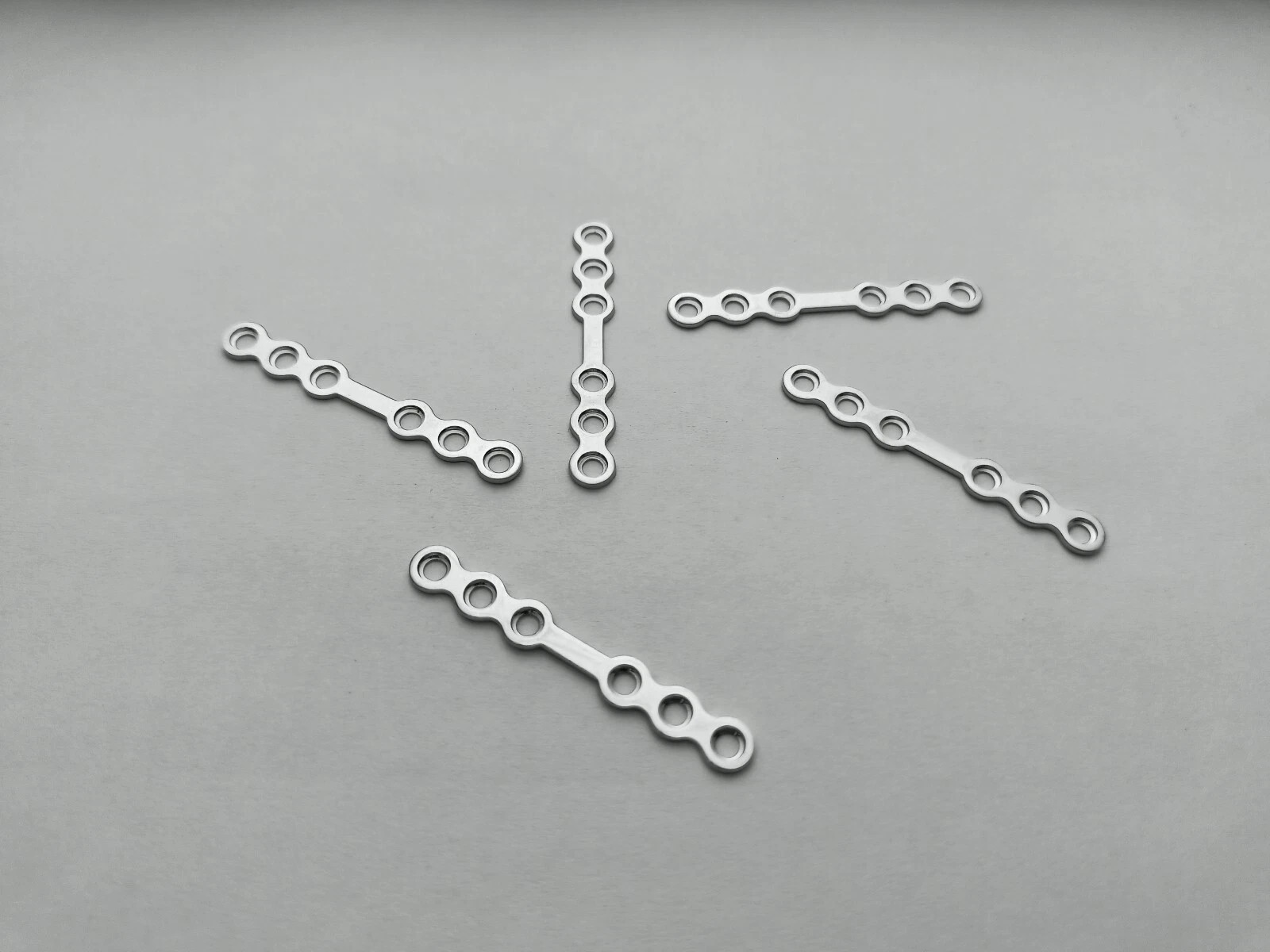 Maxillofacial 2.0mm stainless steel plates (5pcs) with 50 screws instruments