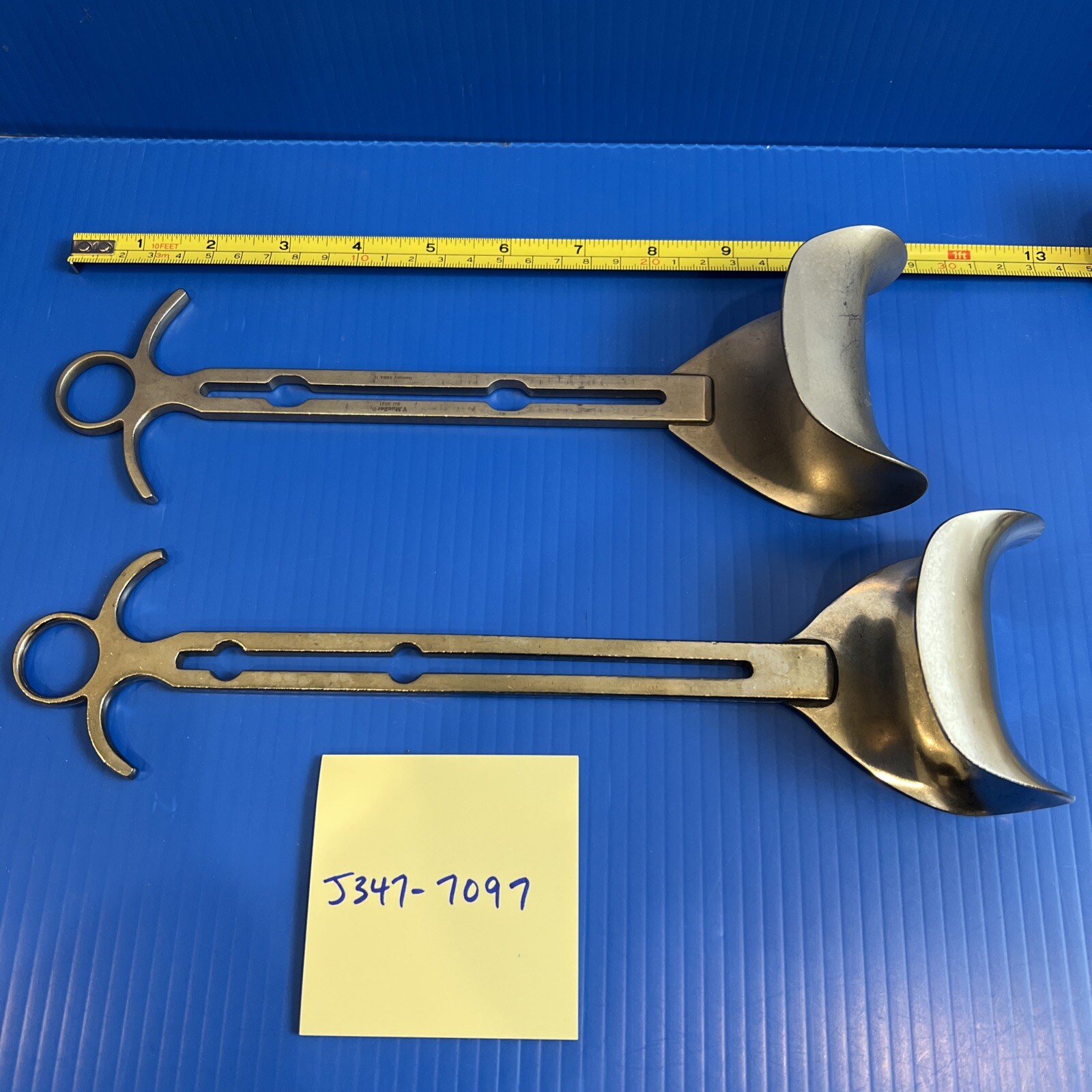 V. Mueller SU3021 and 1 unbranded Balfour Retractor Center Blades