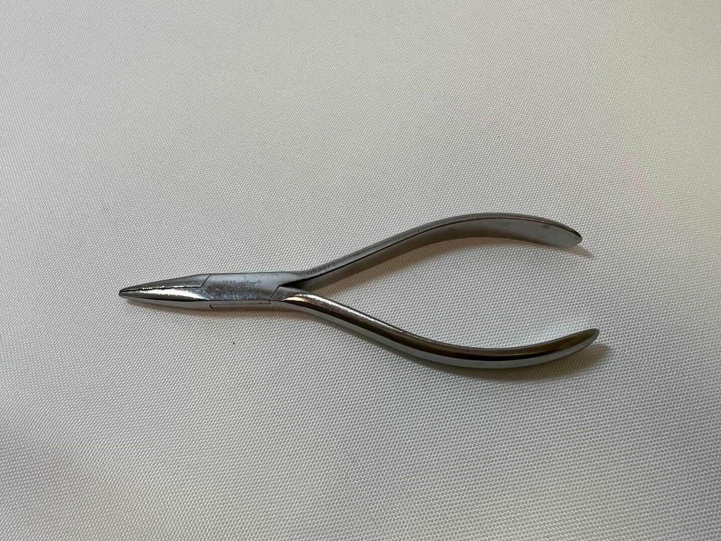 V. Mueller OS3071 Surgical 5 1/2″ Needle Nose Pliers 1mm Tip